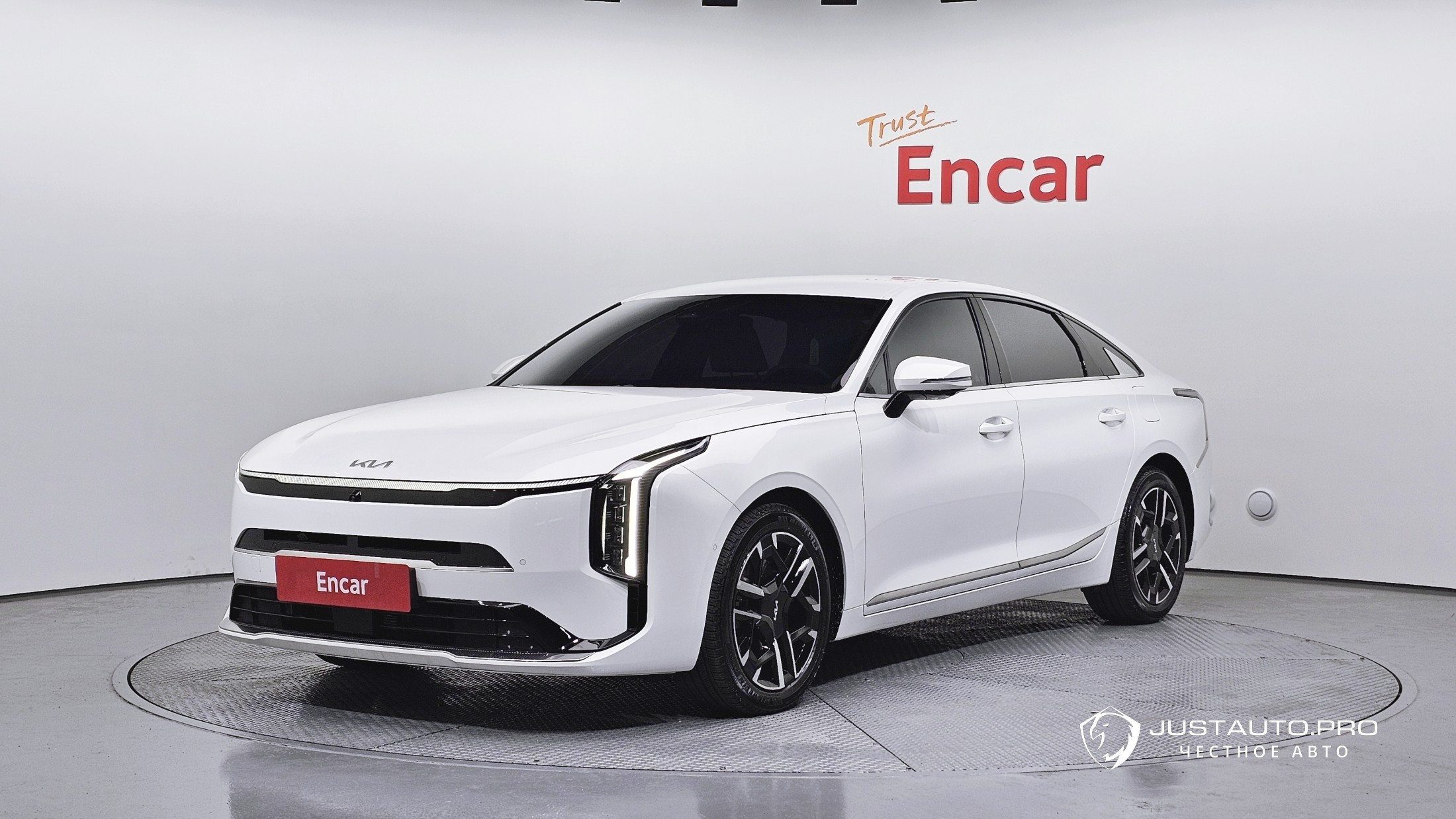 Автомобиль Kia K8