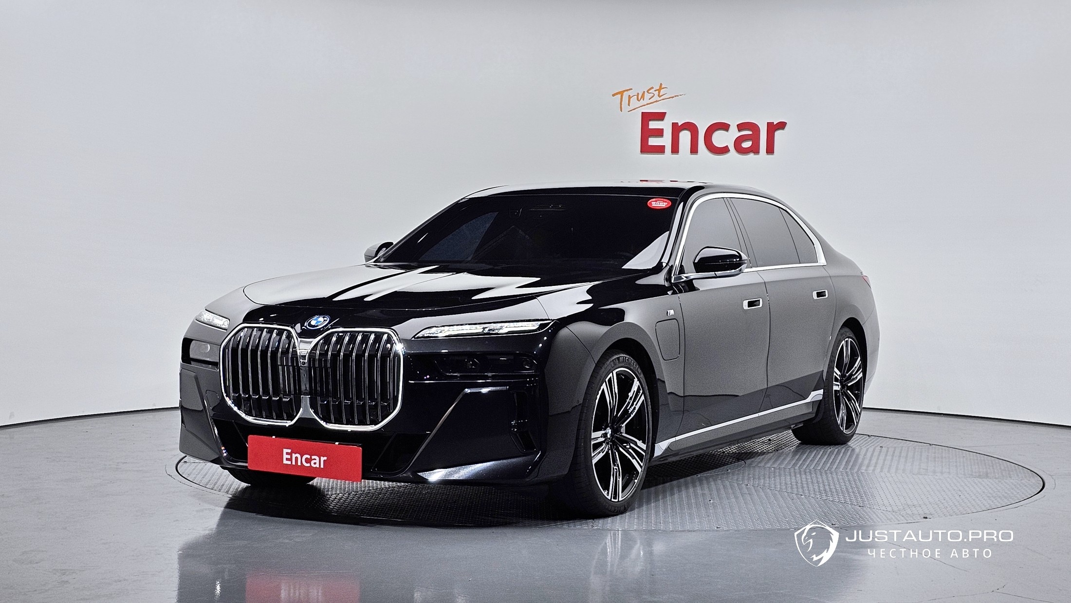 Автомобиль BMW 7-Series