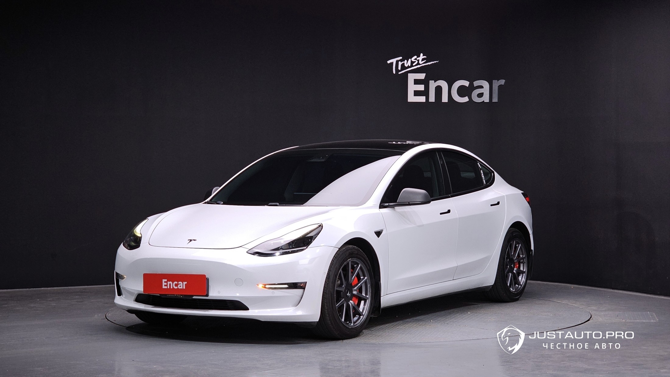 Автомобиль Tesla Model 3