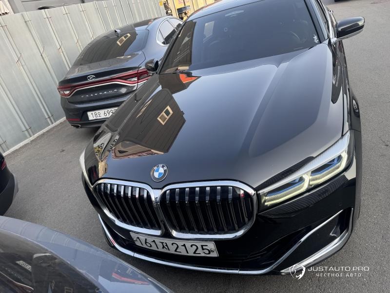 Автомобиль BMW 7-Series
