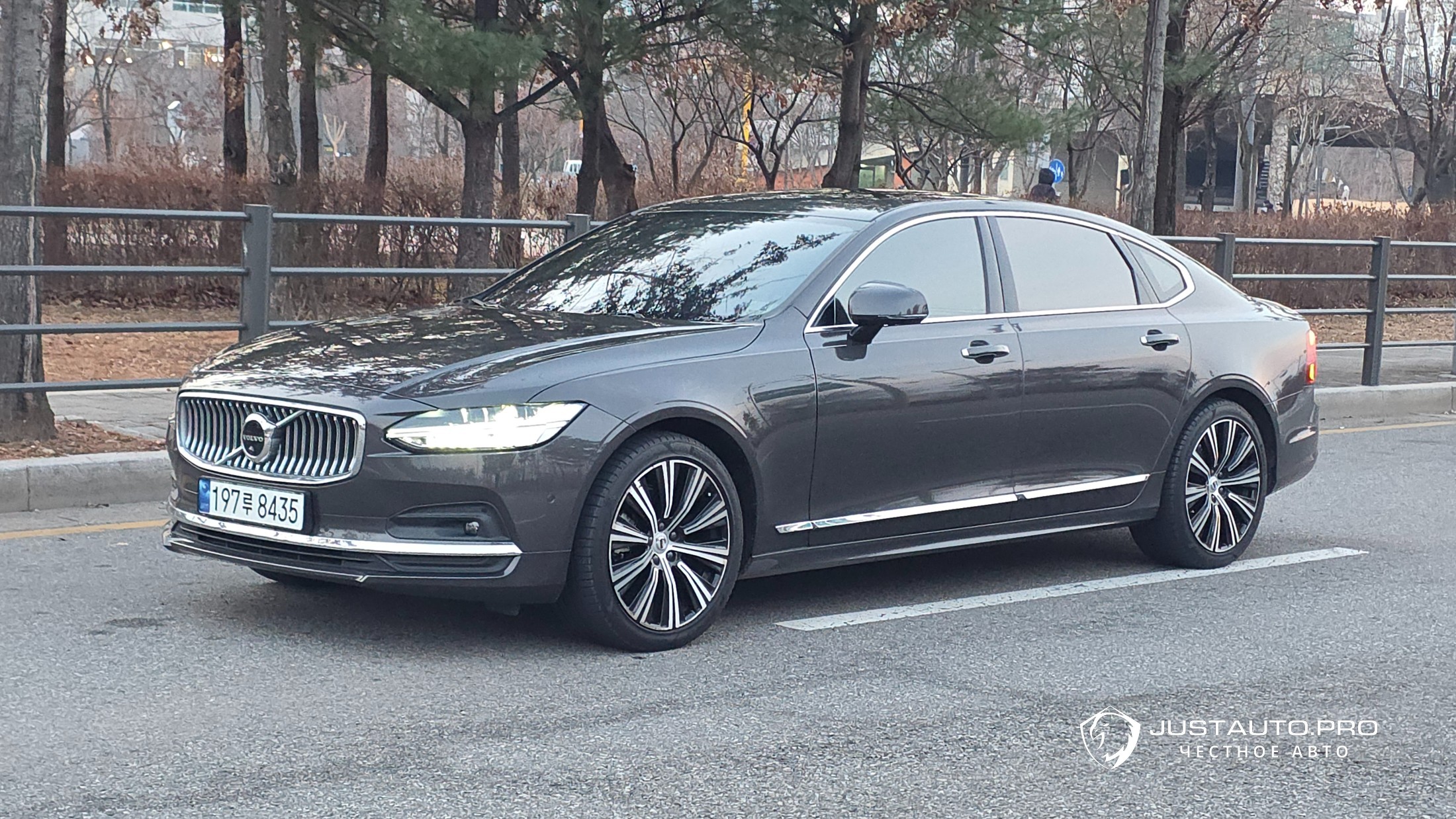 Автомобиль Volvo S90