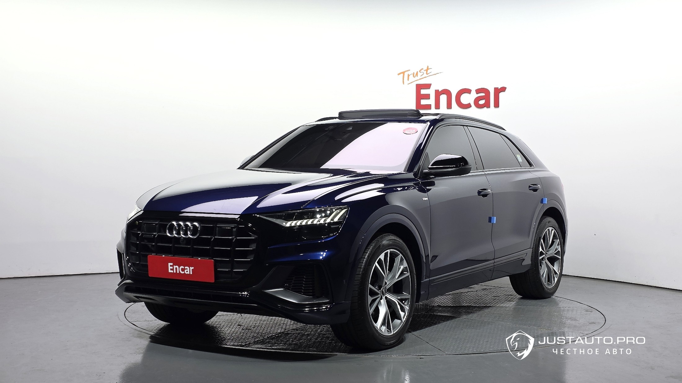 Автомобиль Audi Q8
