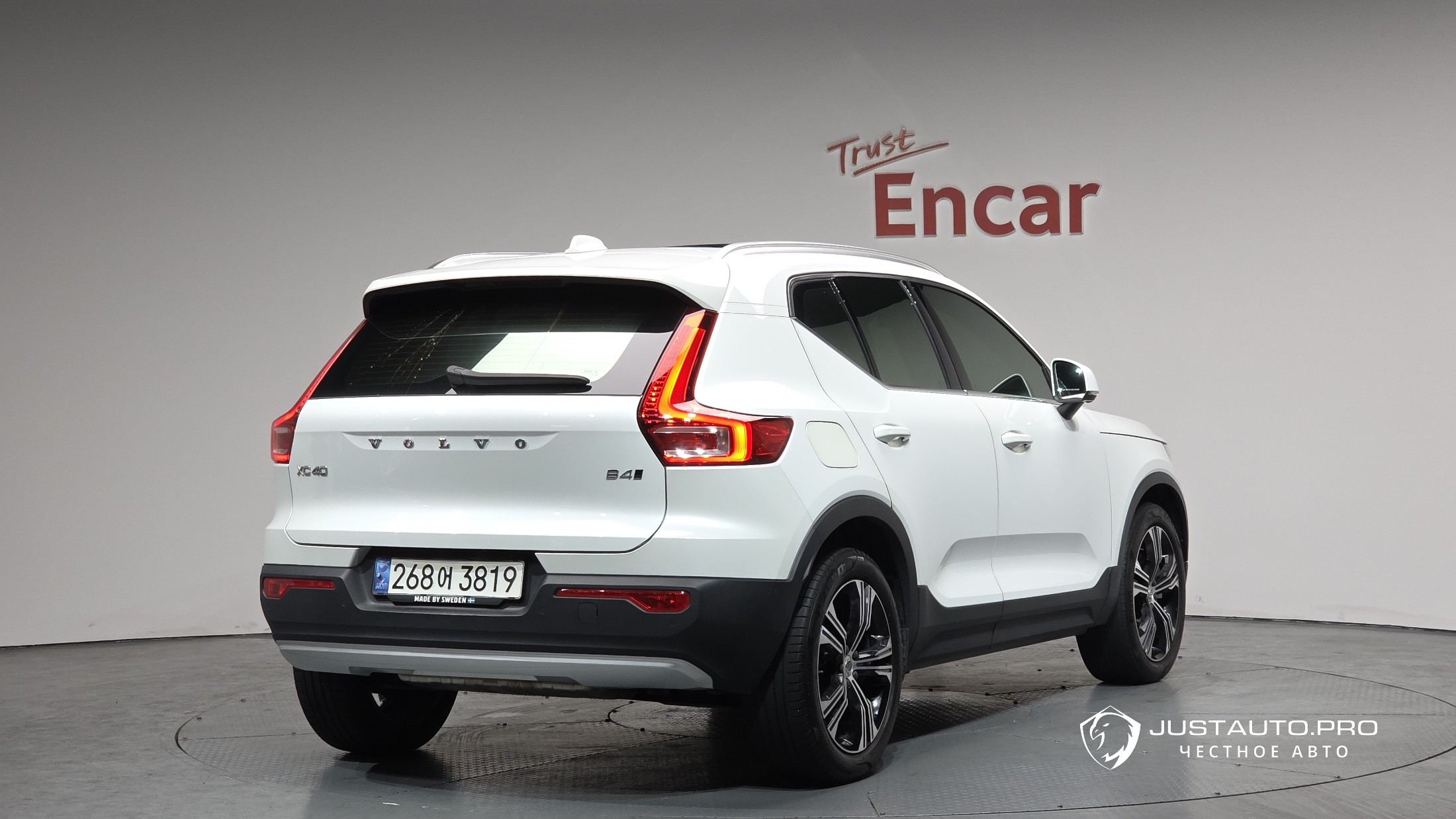 Автомобиль Volvo XC40