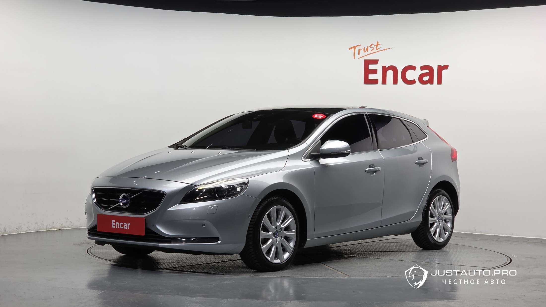 Автомобиль Volvo V40