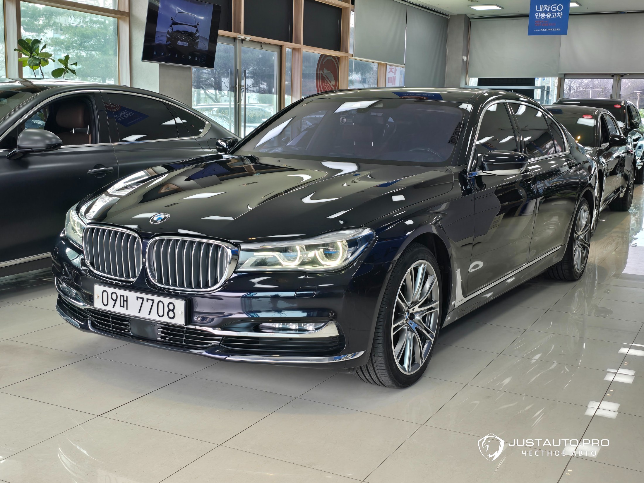 Автомобиль BMW 7-Series
