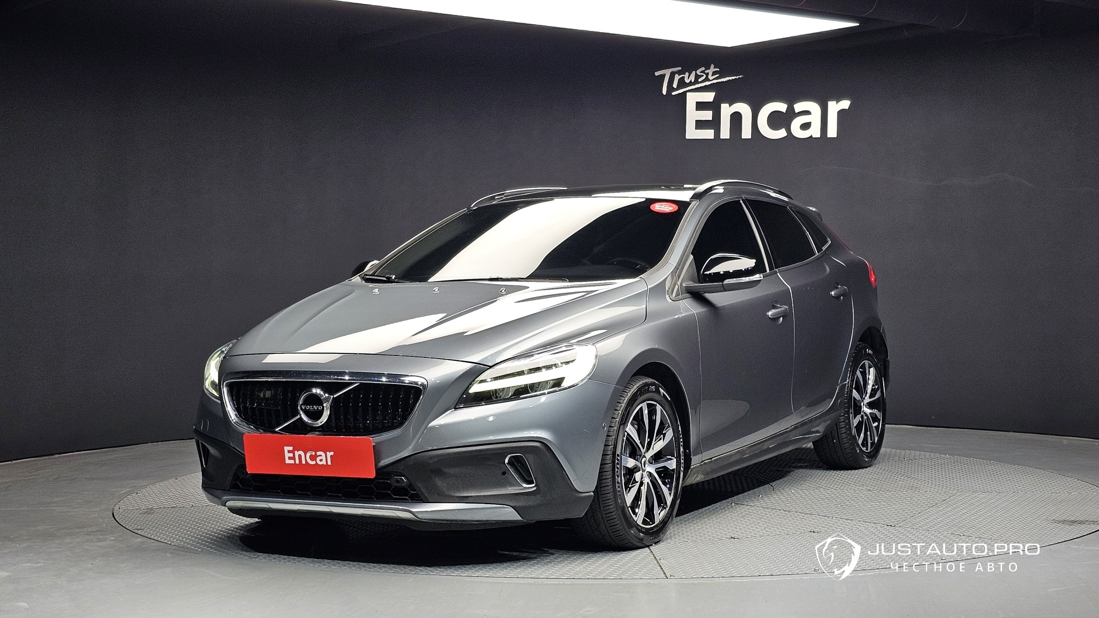 Автомобиль Volvo V40