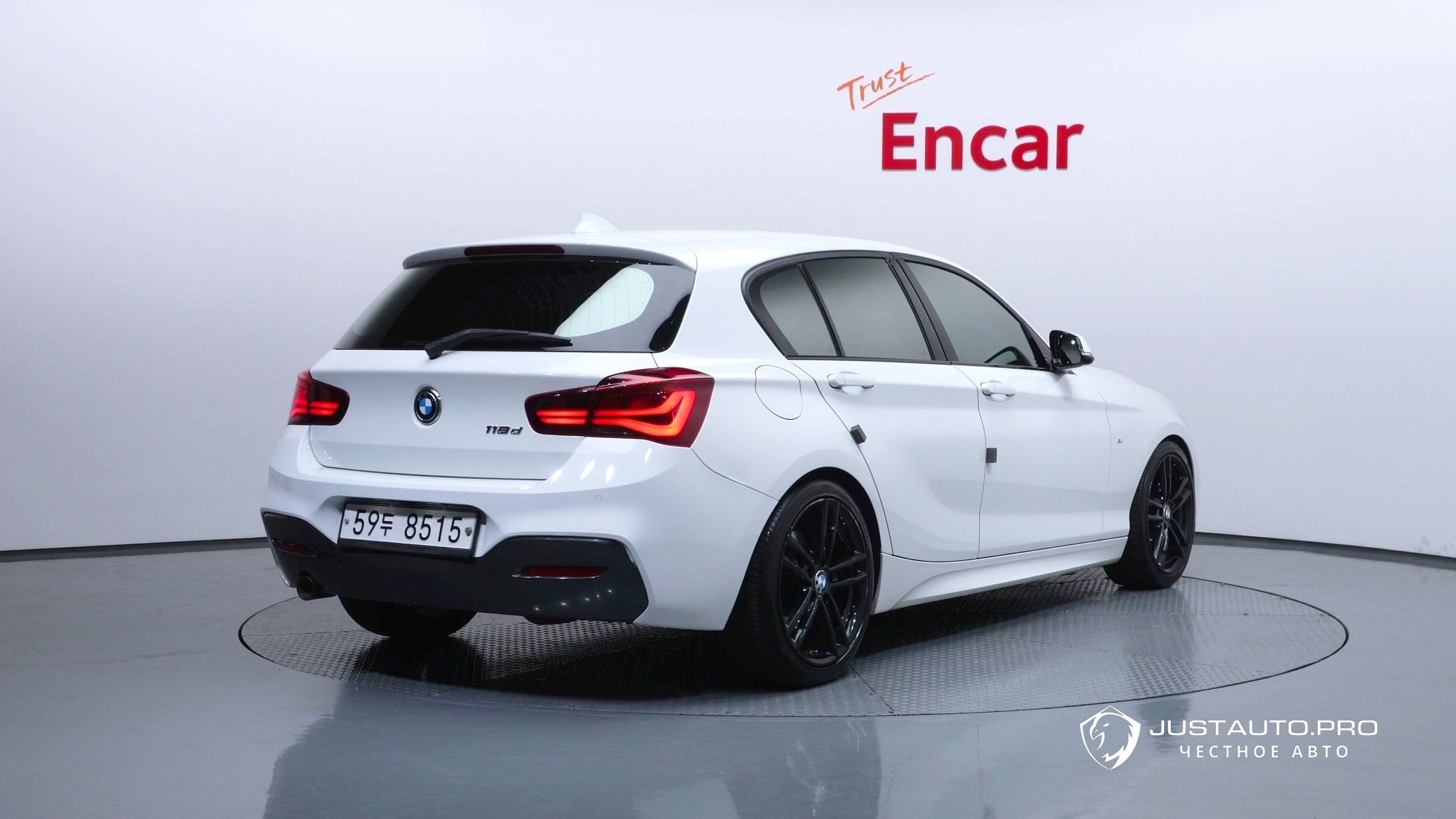 Автомобиль BMW 1-Series