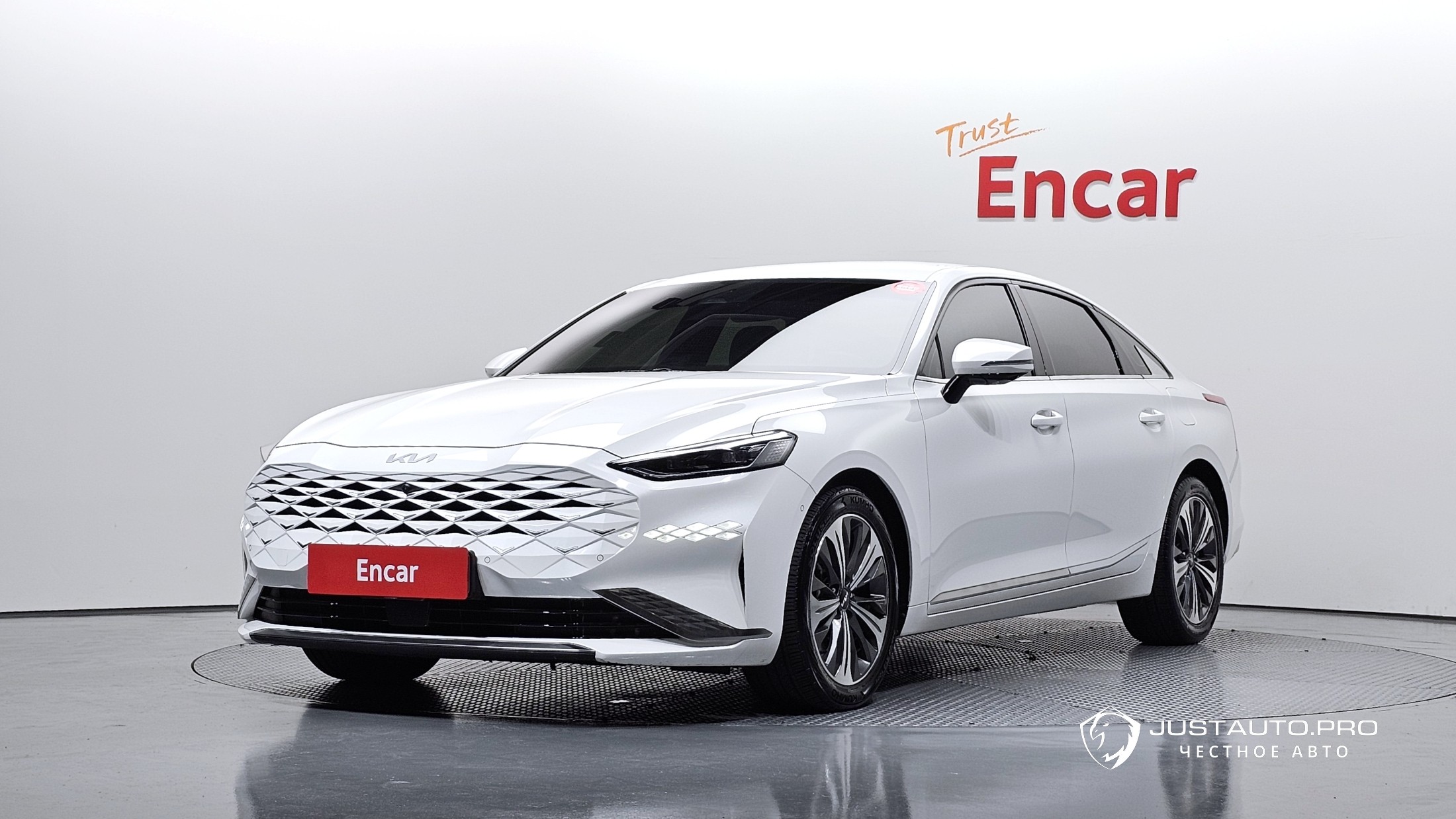Автомобиль Kia K8