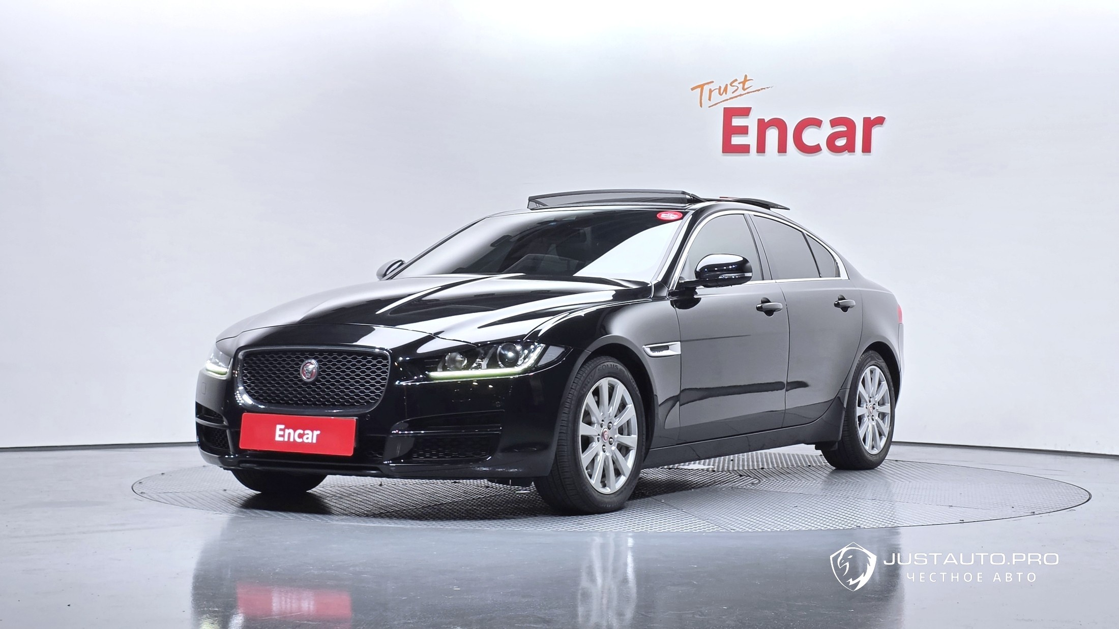 Автомобиль Jaguar XE