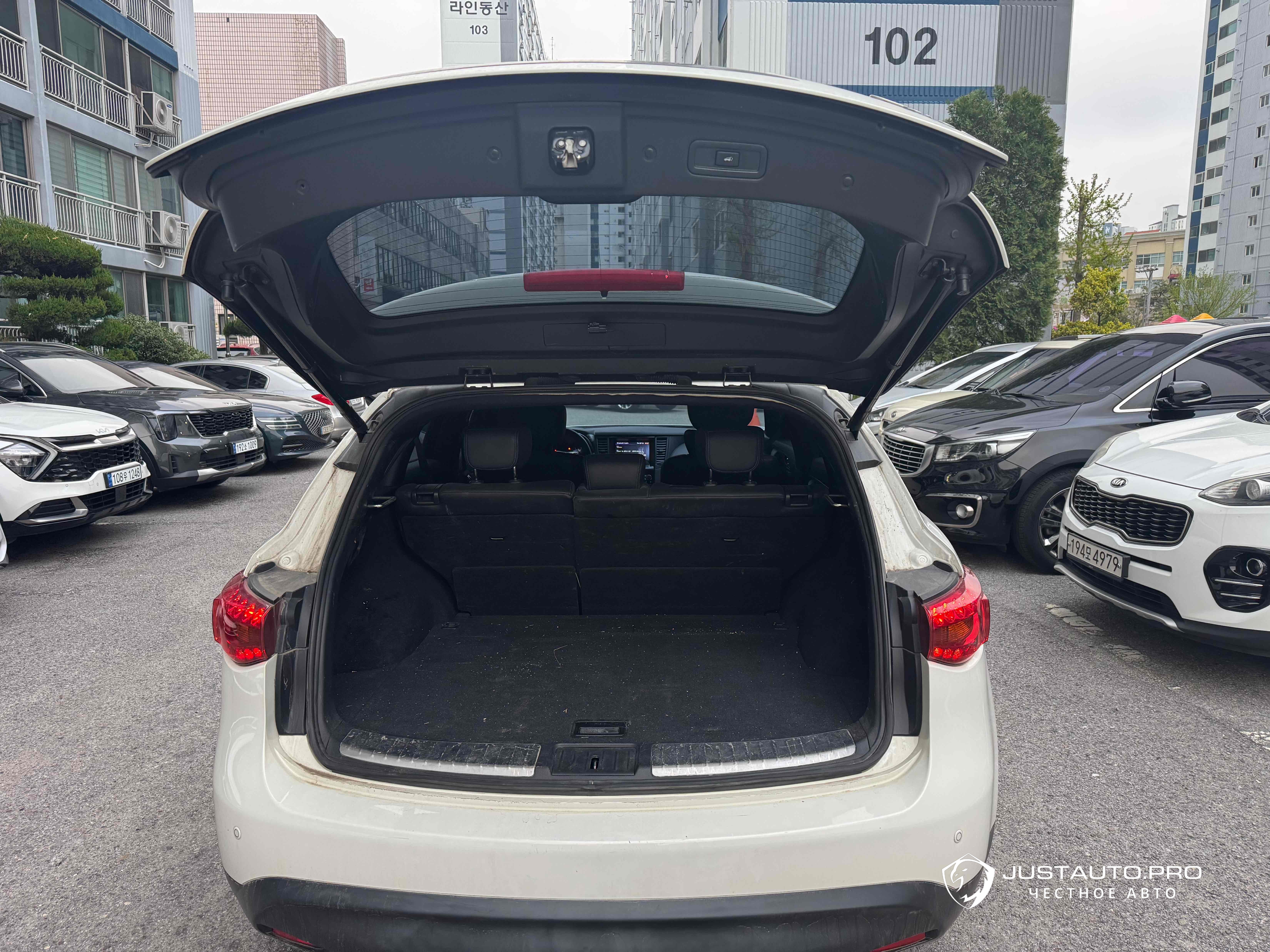 Автомобиль Infiniti QX70
