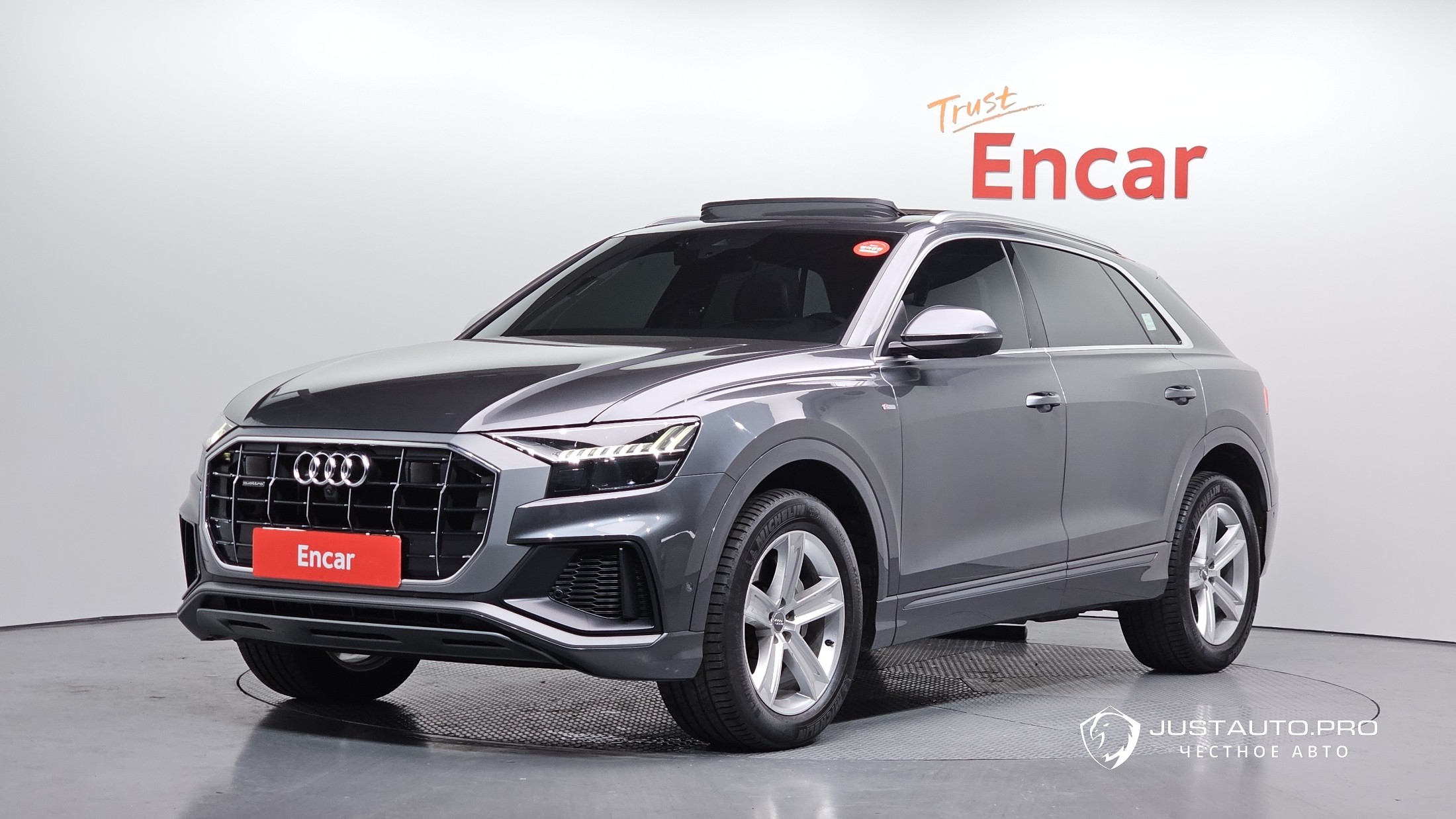 Автомобиль Audi Q8