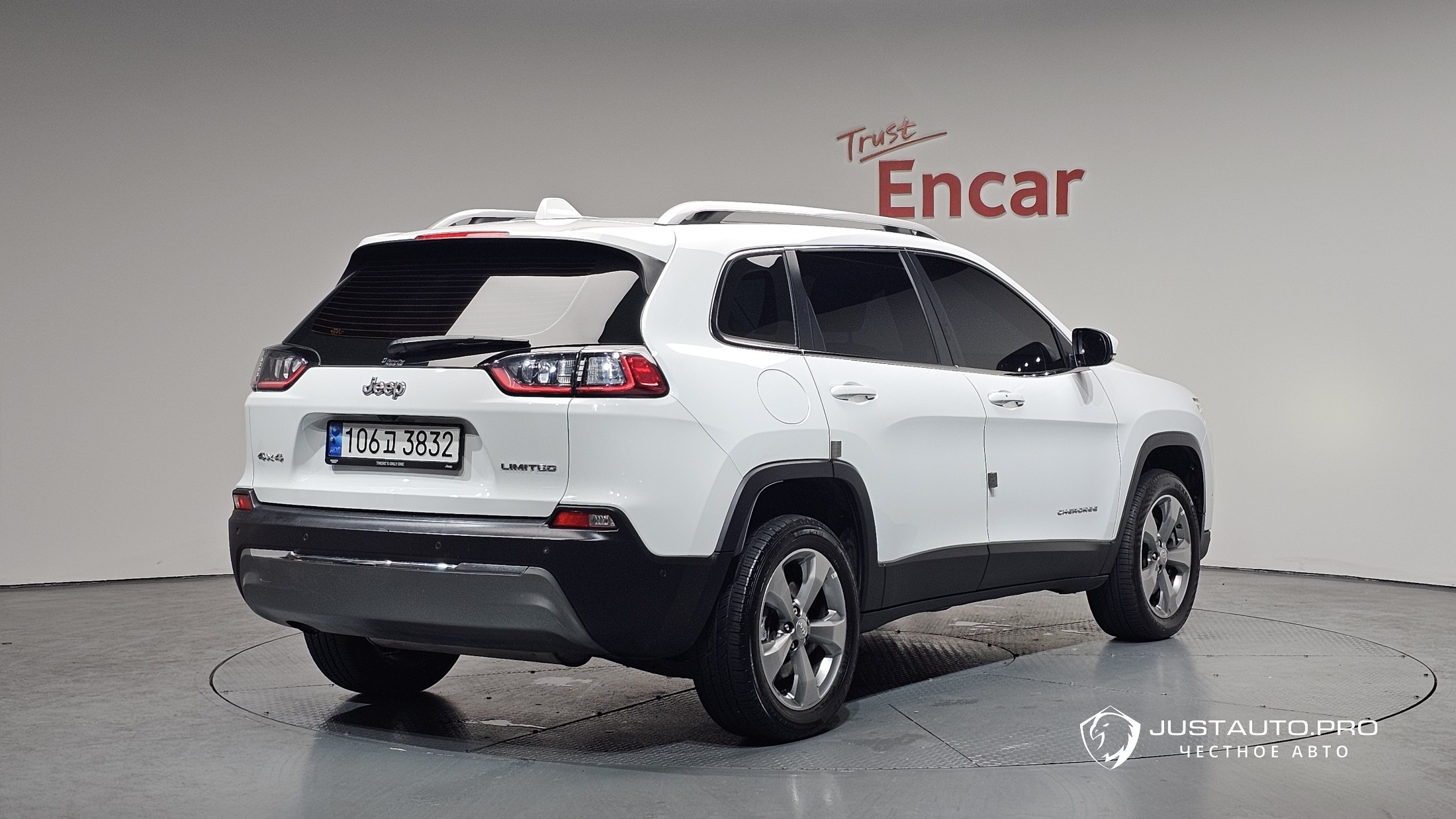 Автомобиль Jeep Cherokee