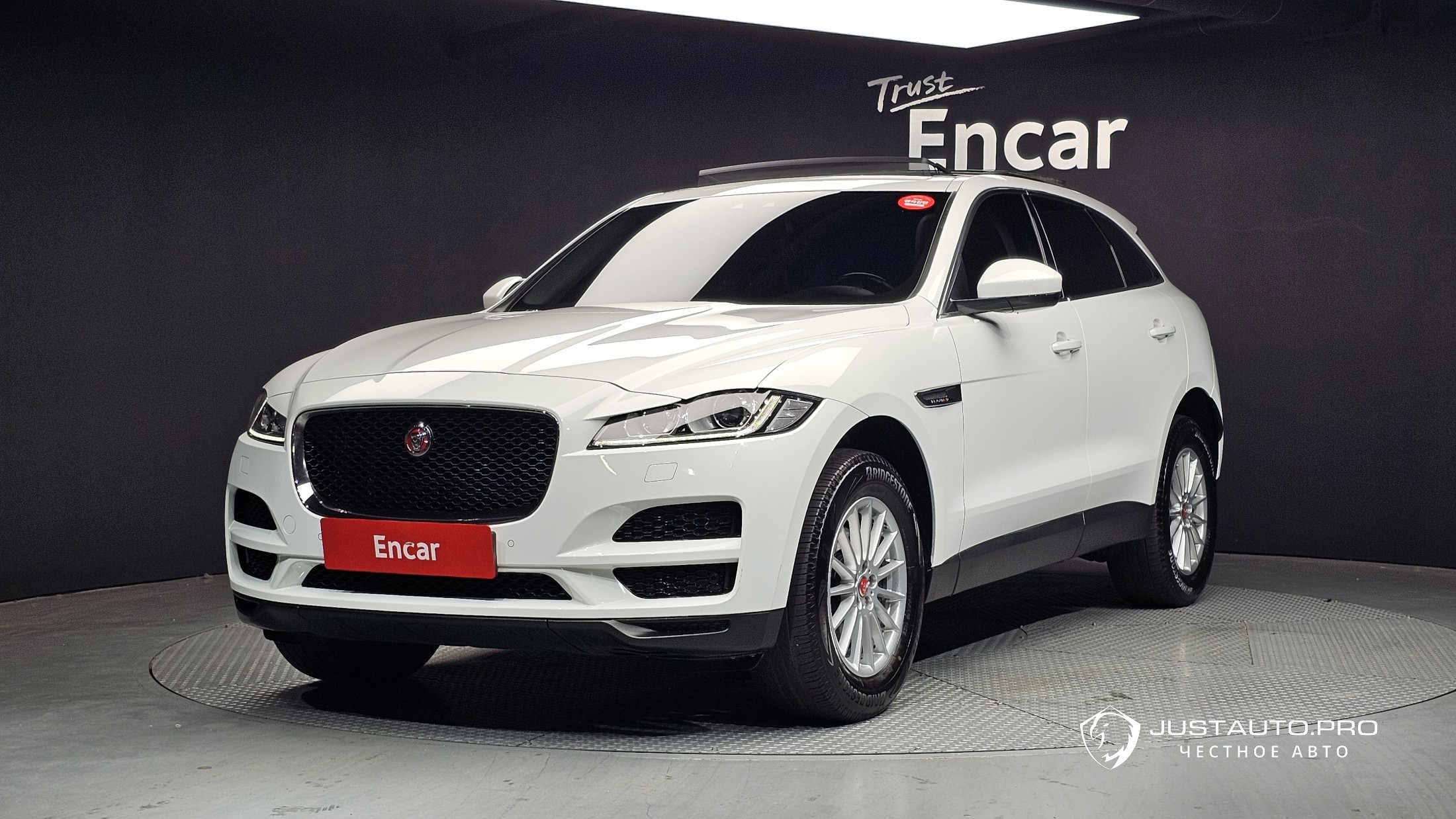 Автомобиль Jaguar F-PACE