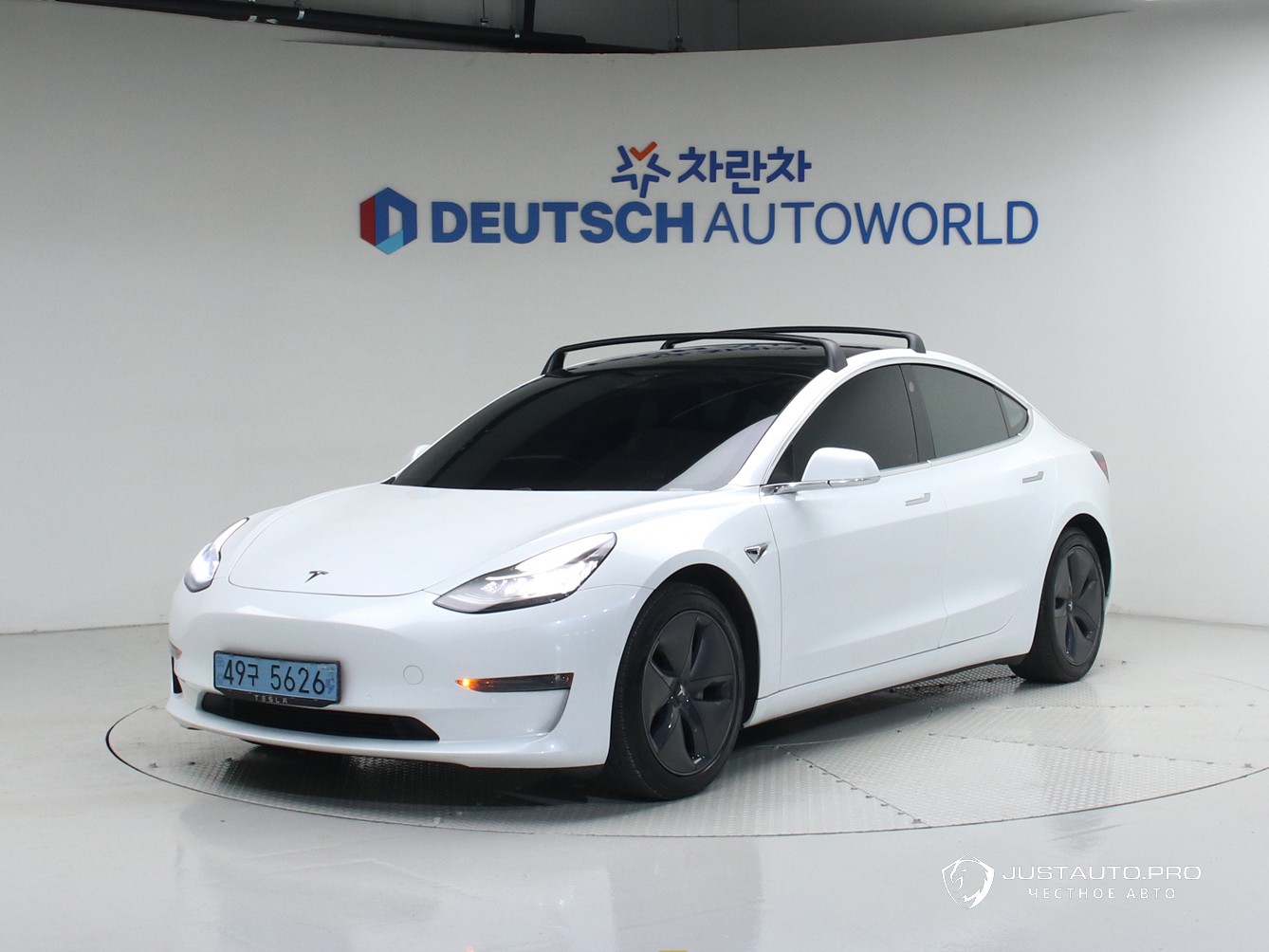 Автомобиль Tesla Model 3