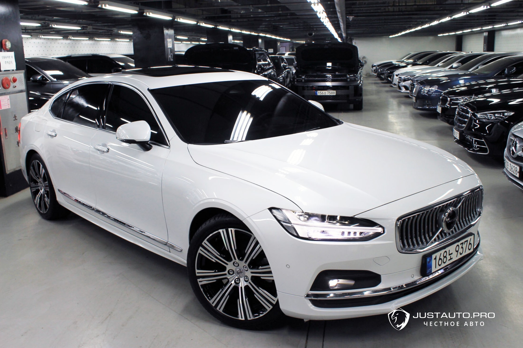 Автомобиль Volvo S90