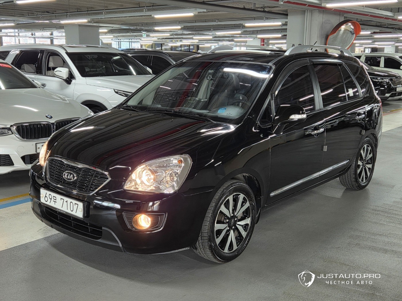 Автомобиль Kia Carens