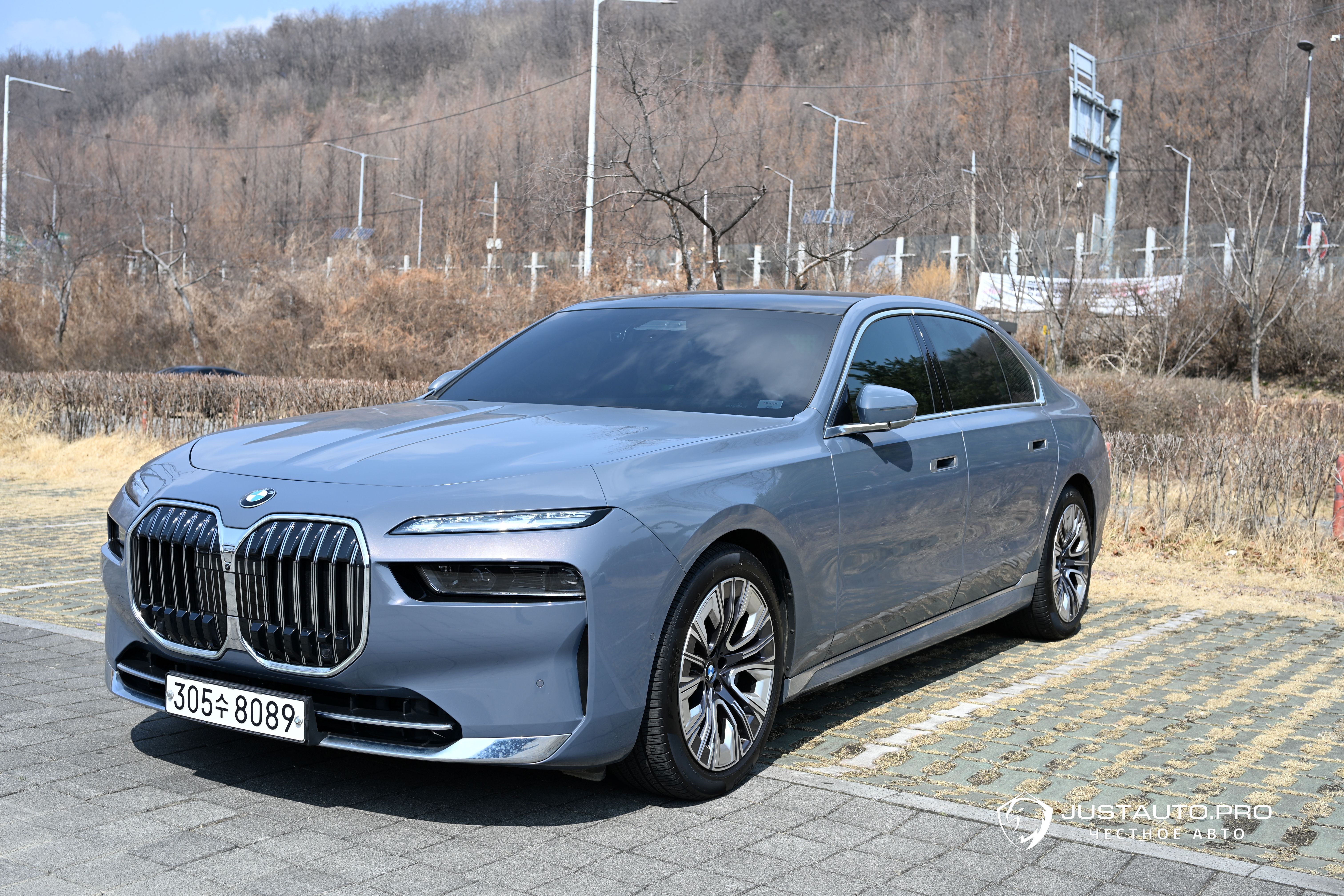 Автомобиль BMW 7-Series
