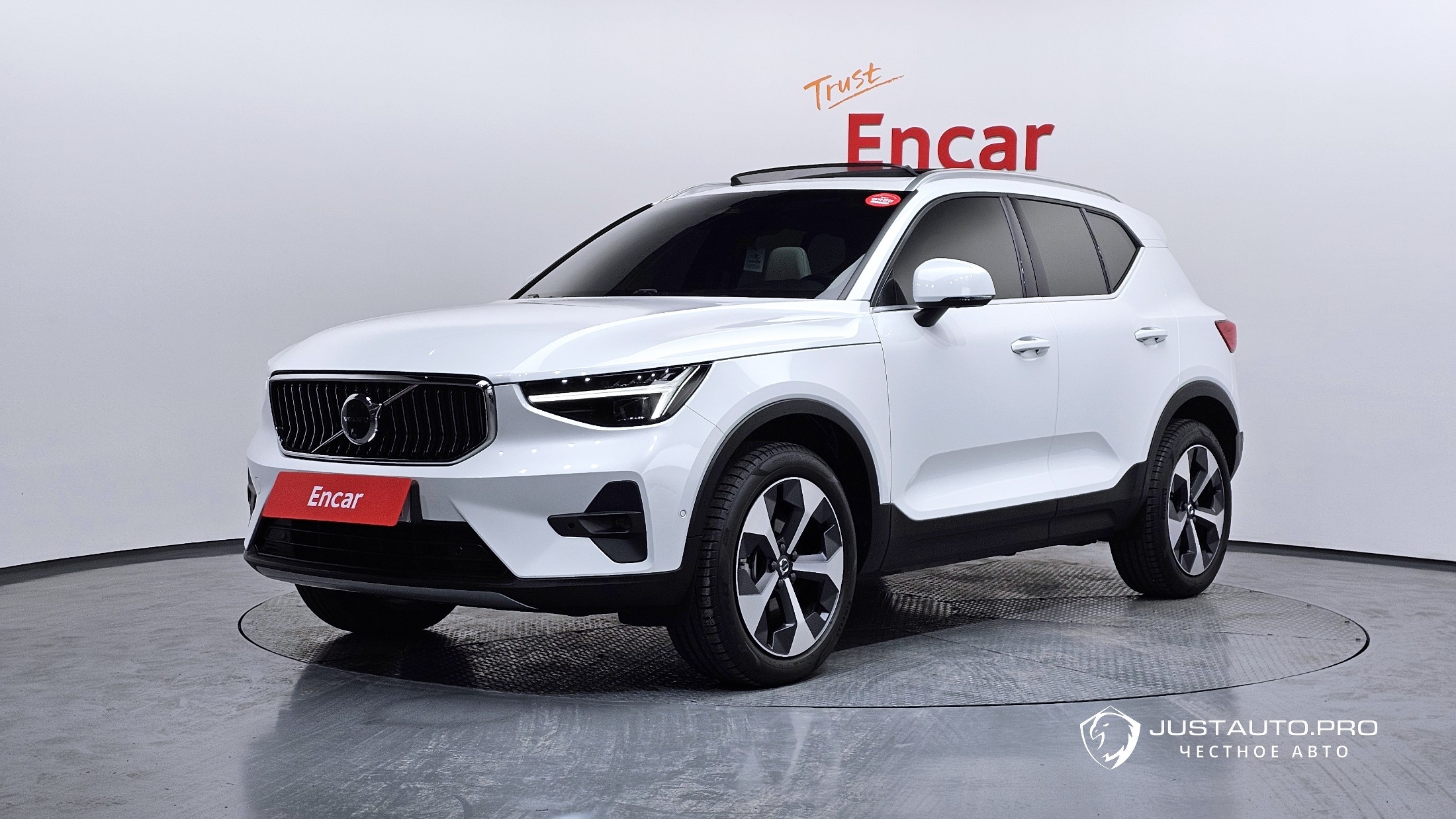 Автомобиль Volvo XC40