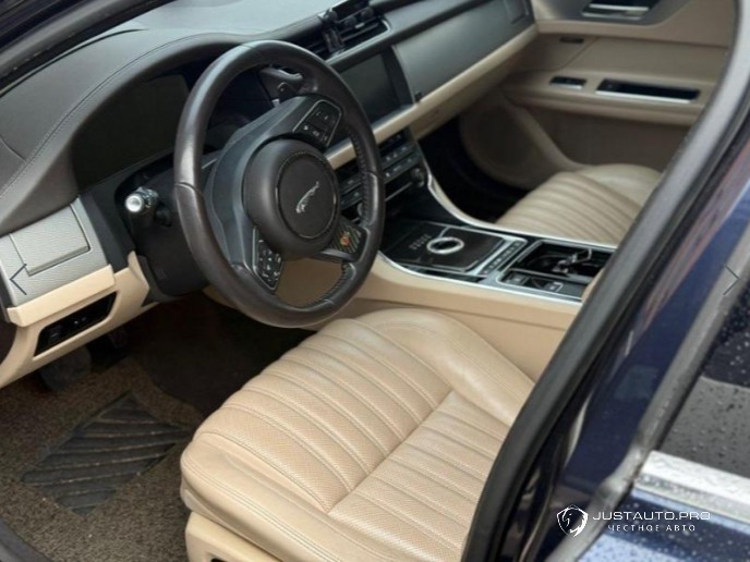 Автомобиль Jaguar XF