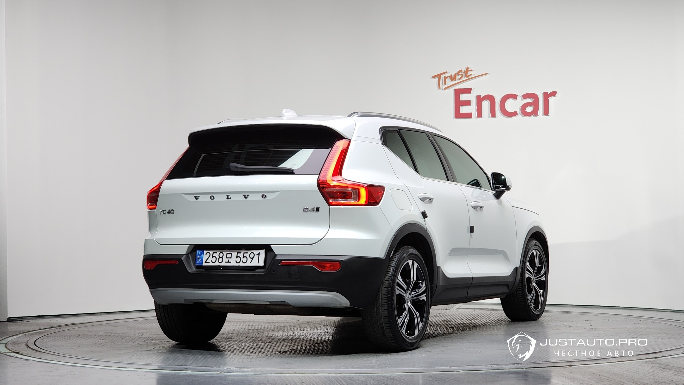 Автомобиль Volvo XC40