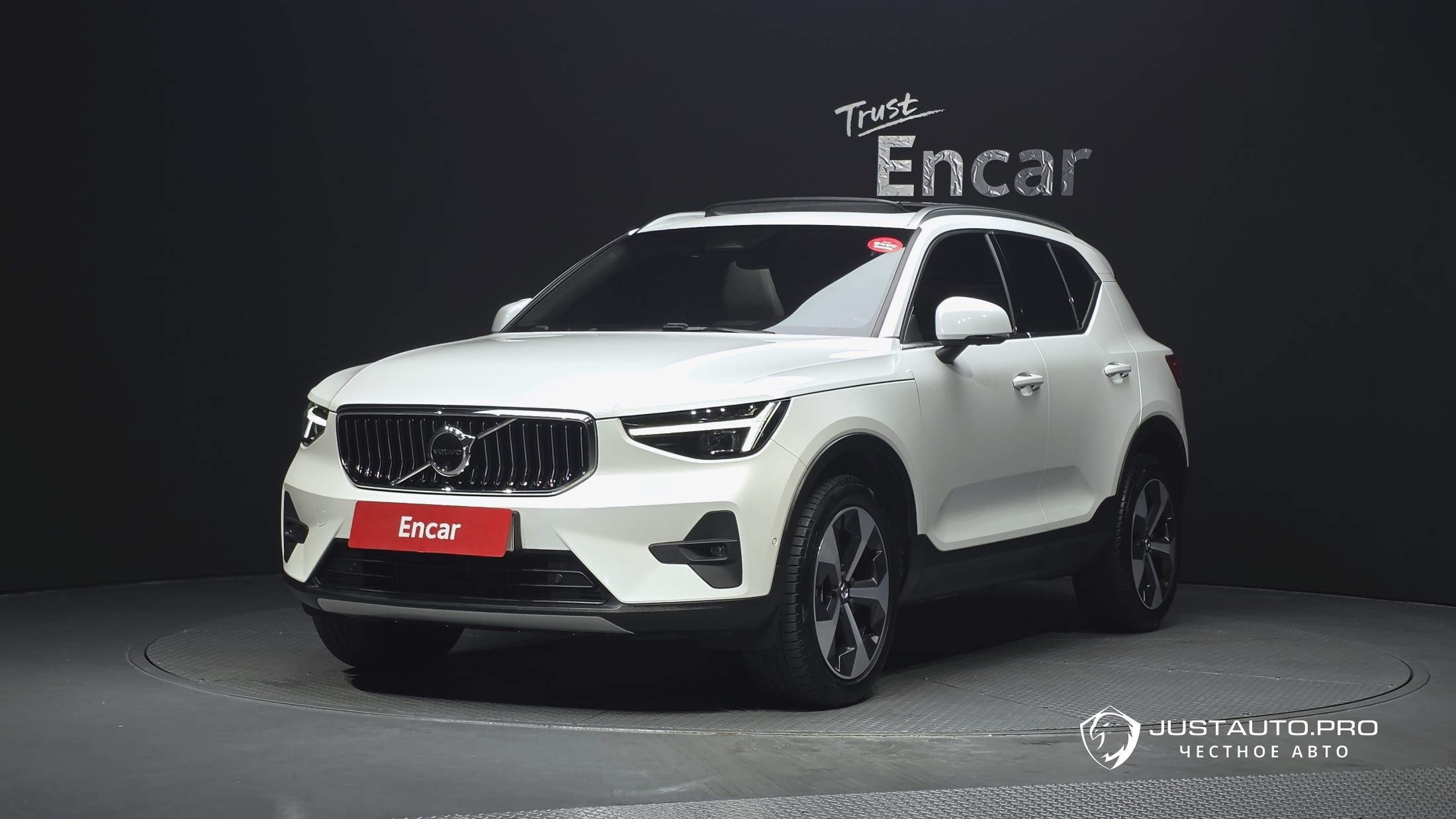 Автомобиль Volvo XC40