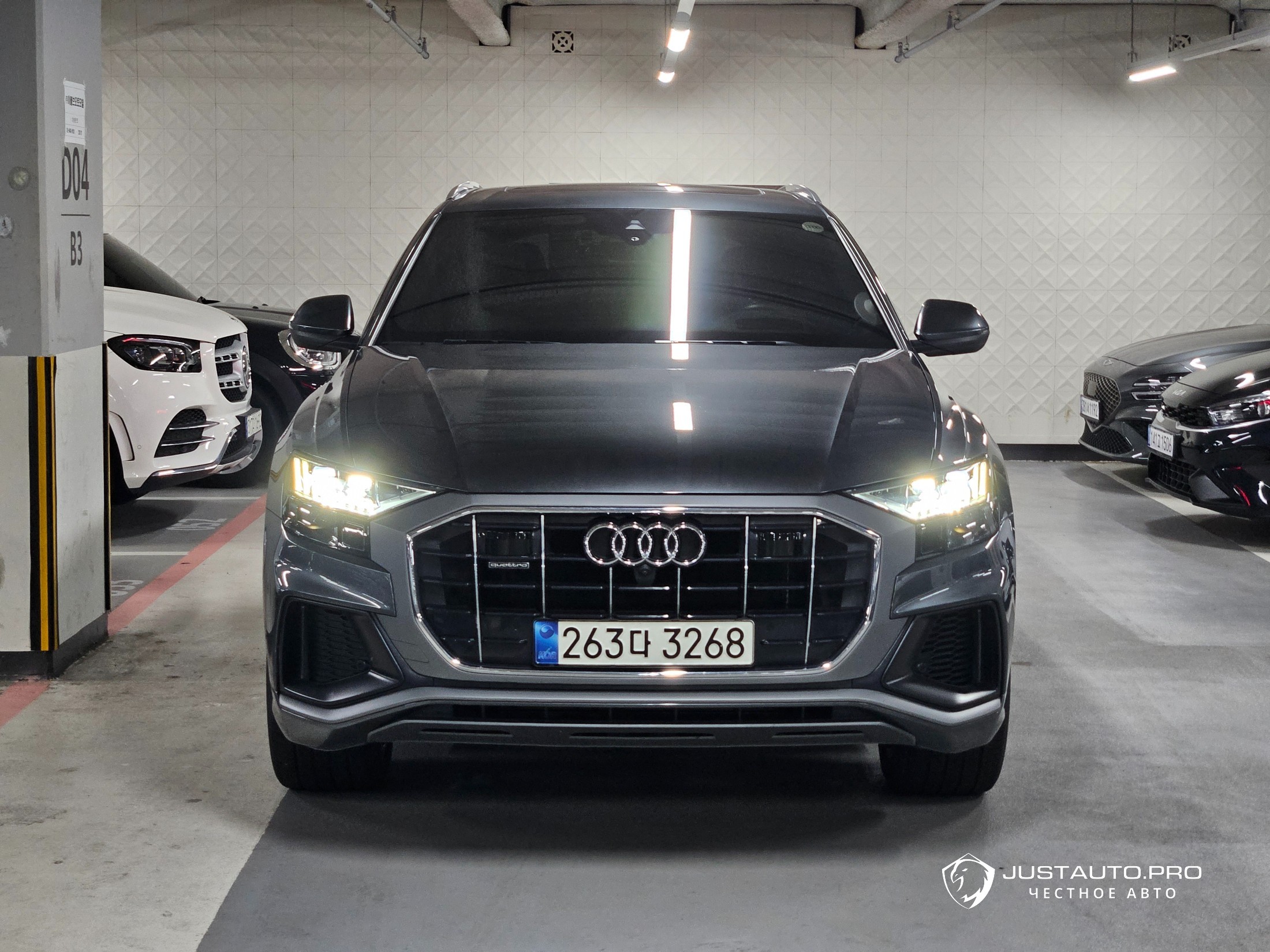 Автомобиль Audi Q8