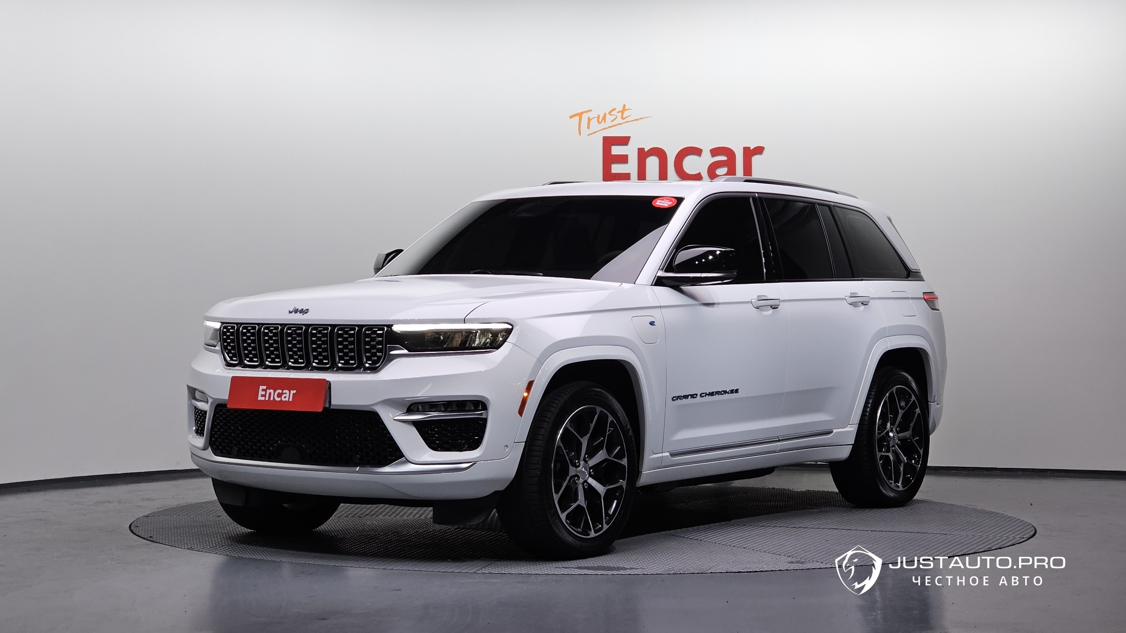 Автомобиль Jeep Cherokee