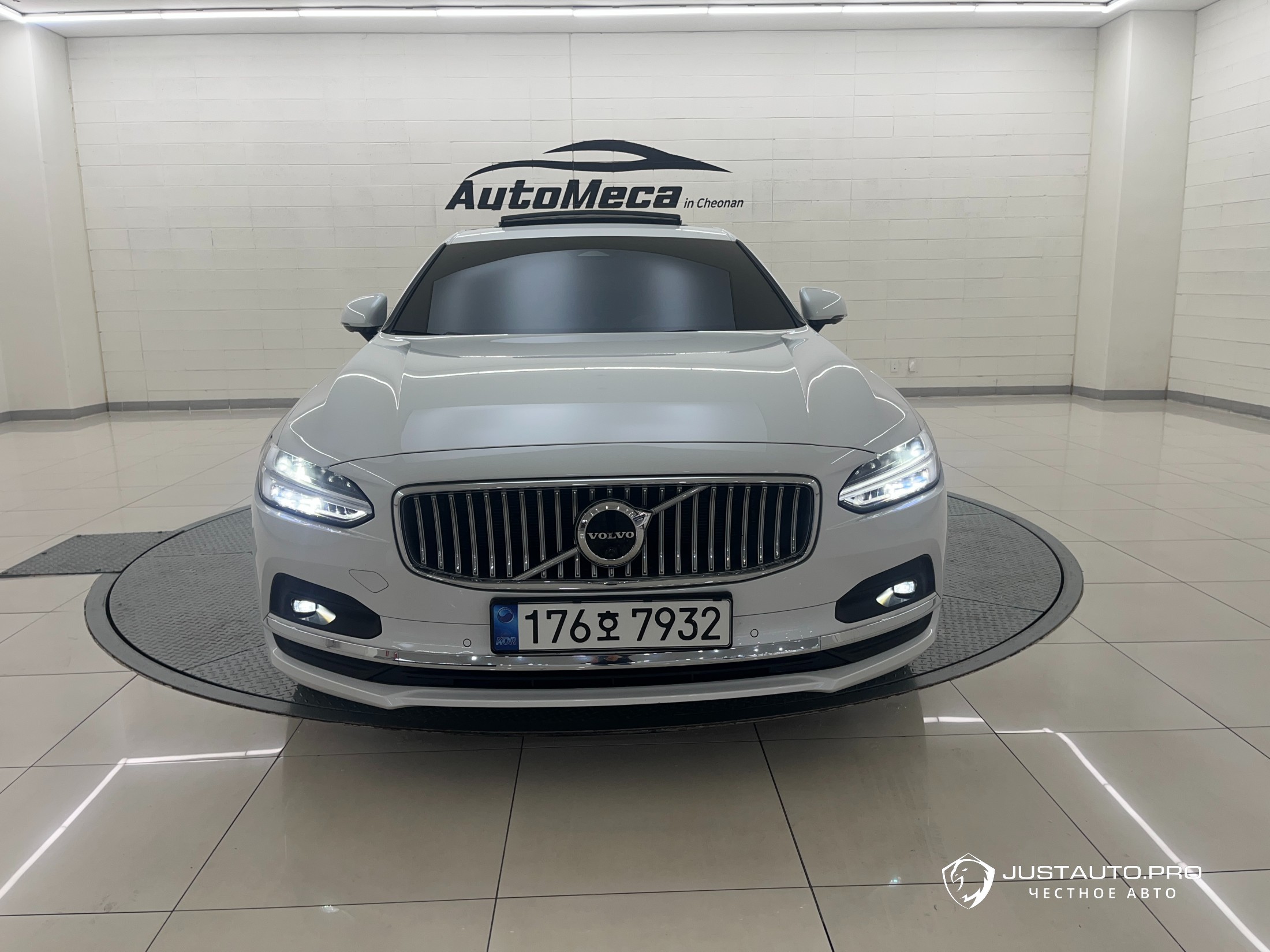Автомобиль Volvo S90