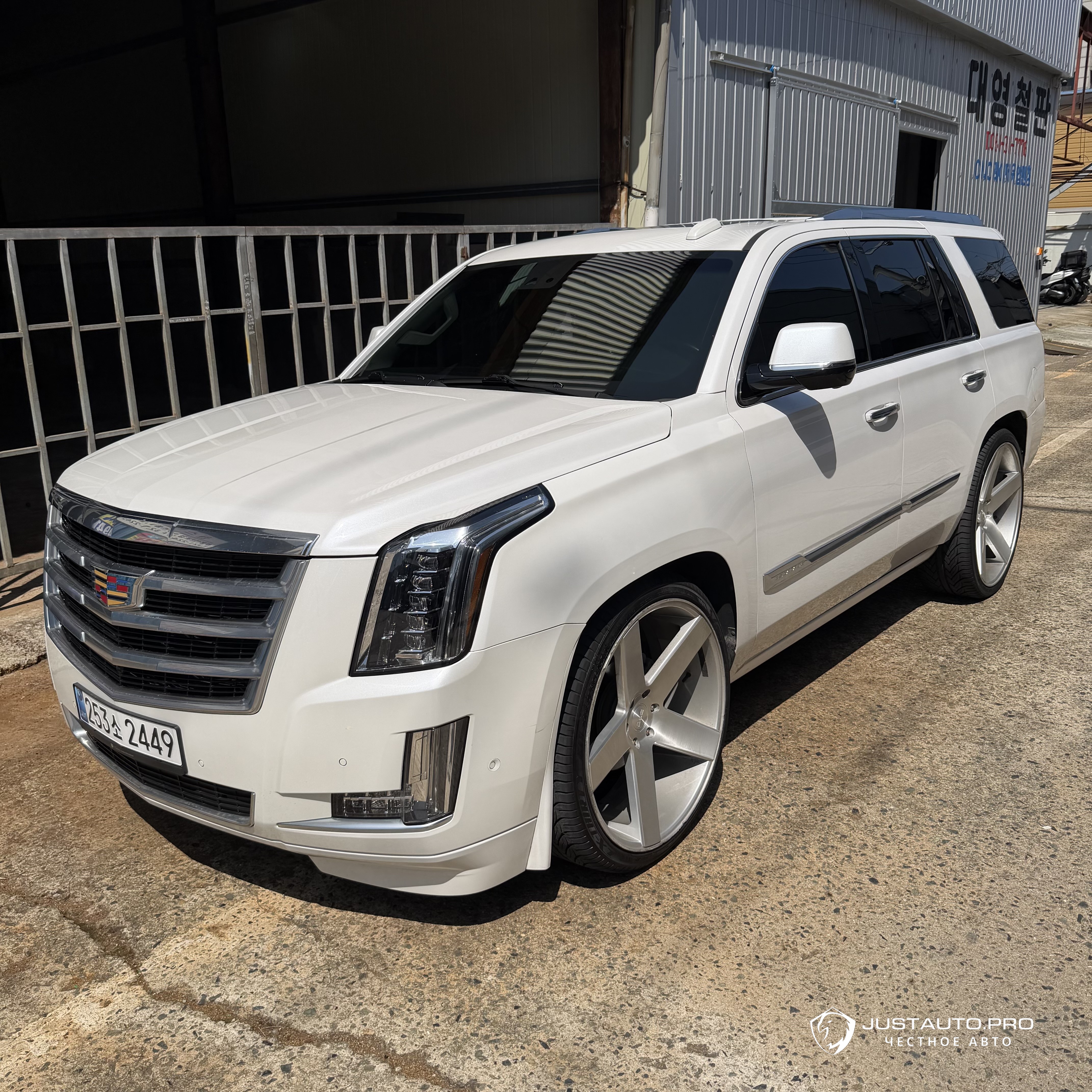 Автомобиль Cadillac Escalade