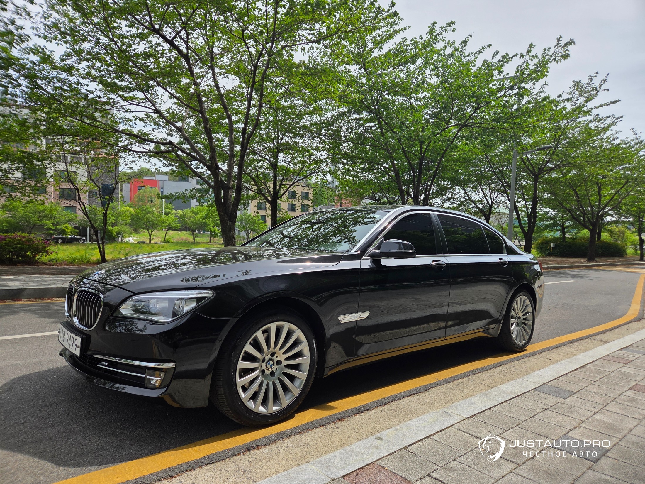 Автомобиль BMW 7-Series