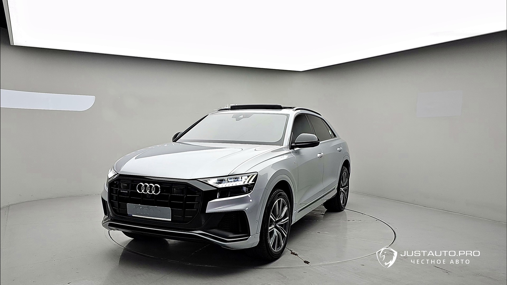 Автомобиль Audi Q8