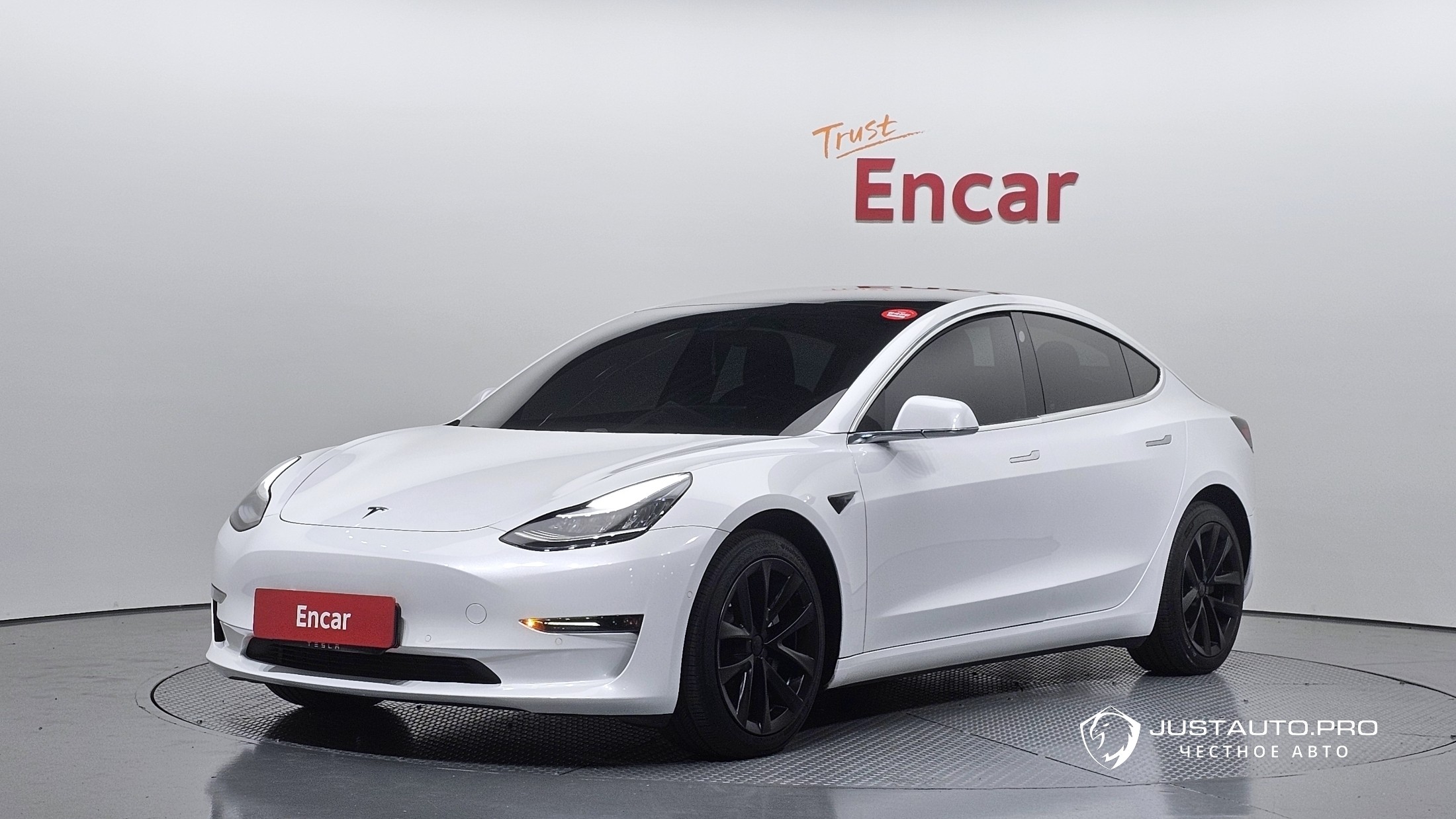Автомобиль Tesla Model 3