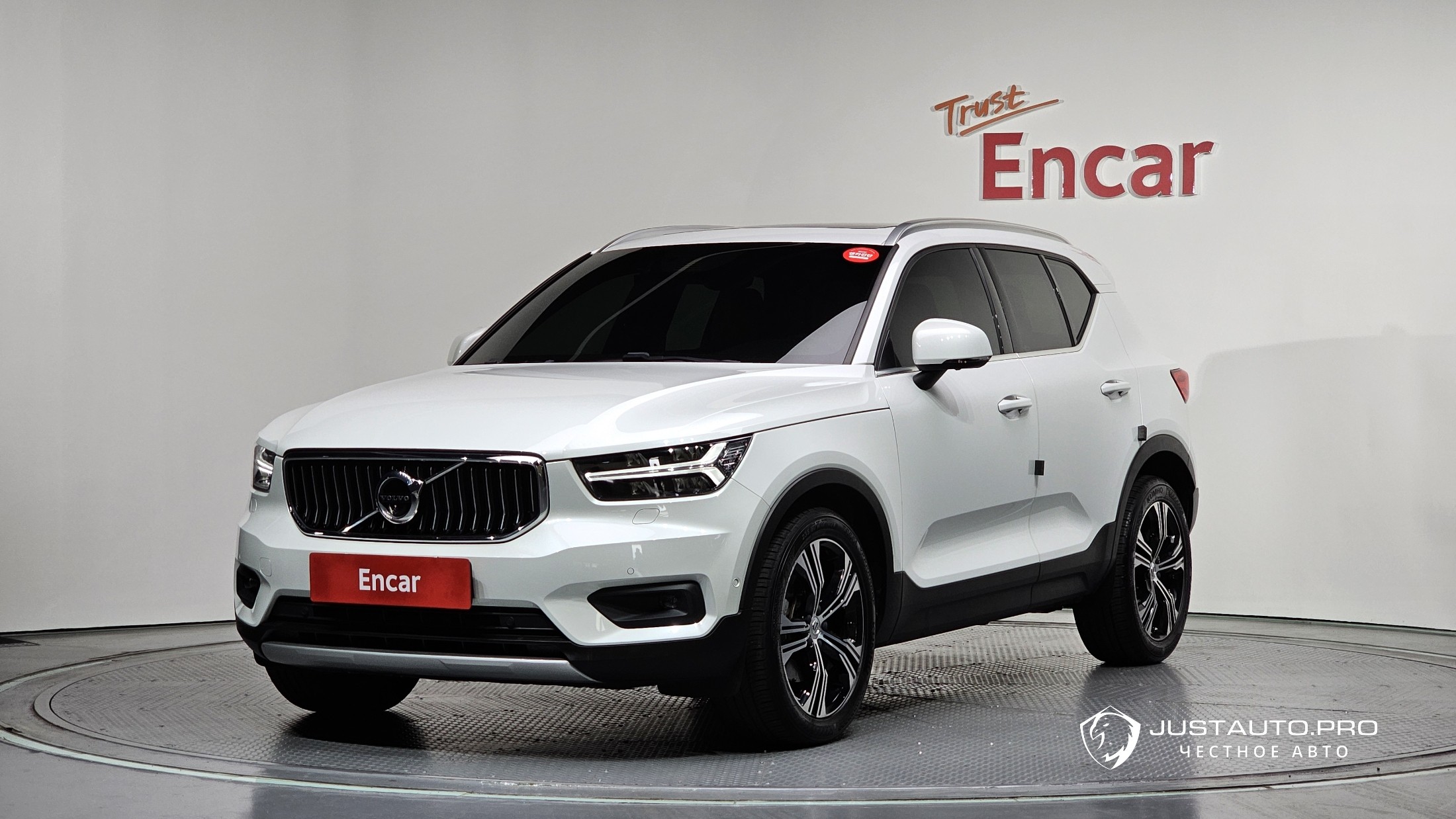 Автомобиль Volvo XC40
