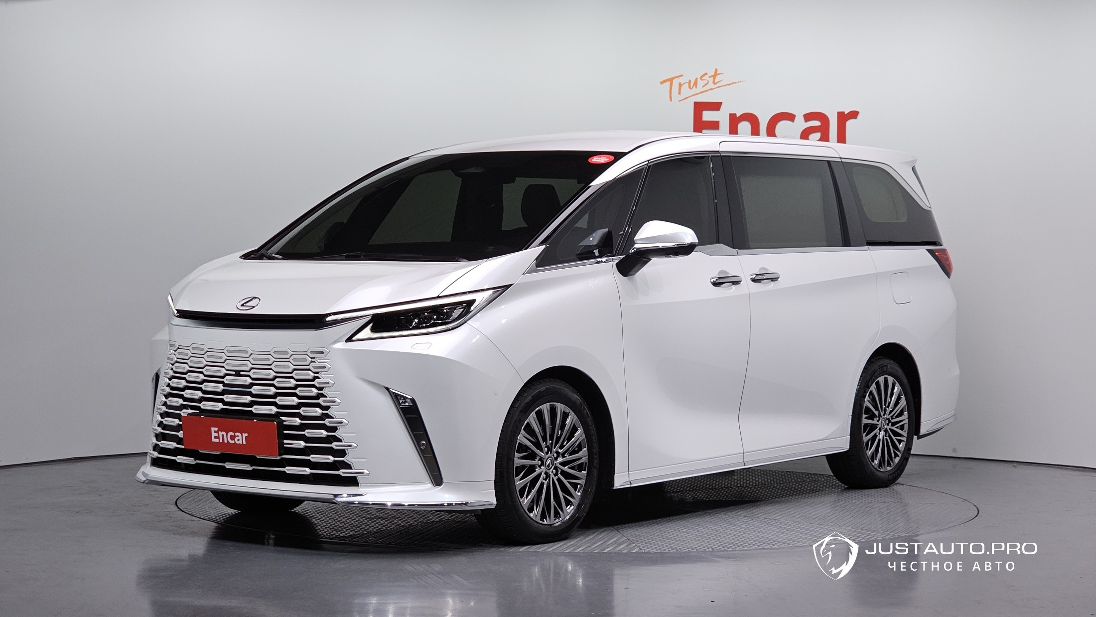 Автомобиль Lexus LM