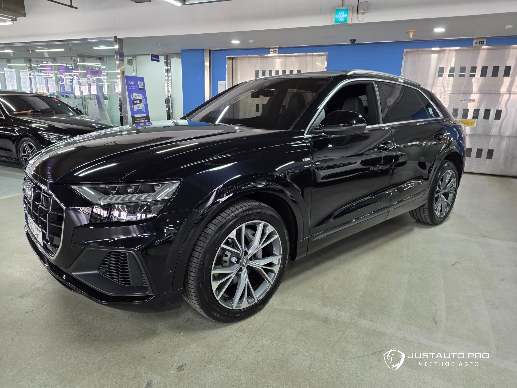 Автомобиль Audi Q8