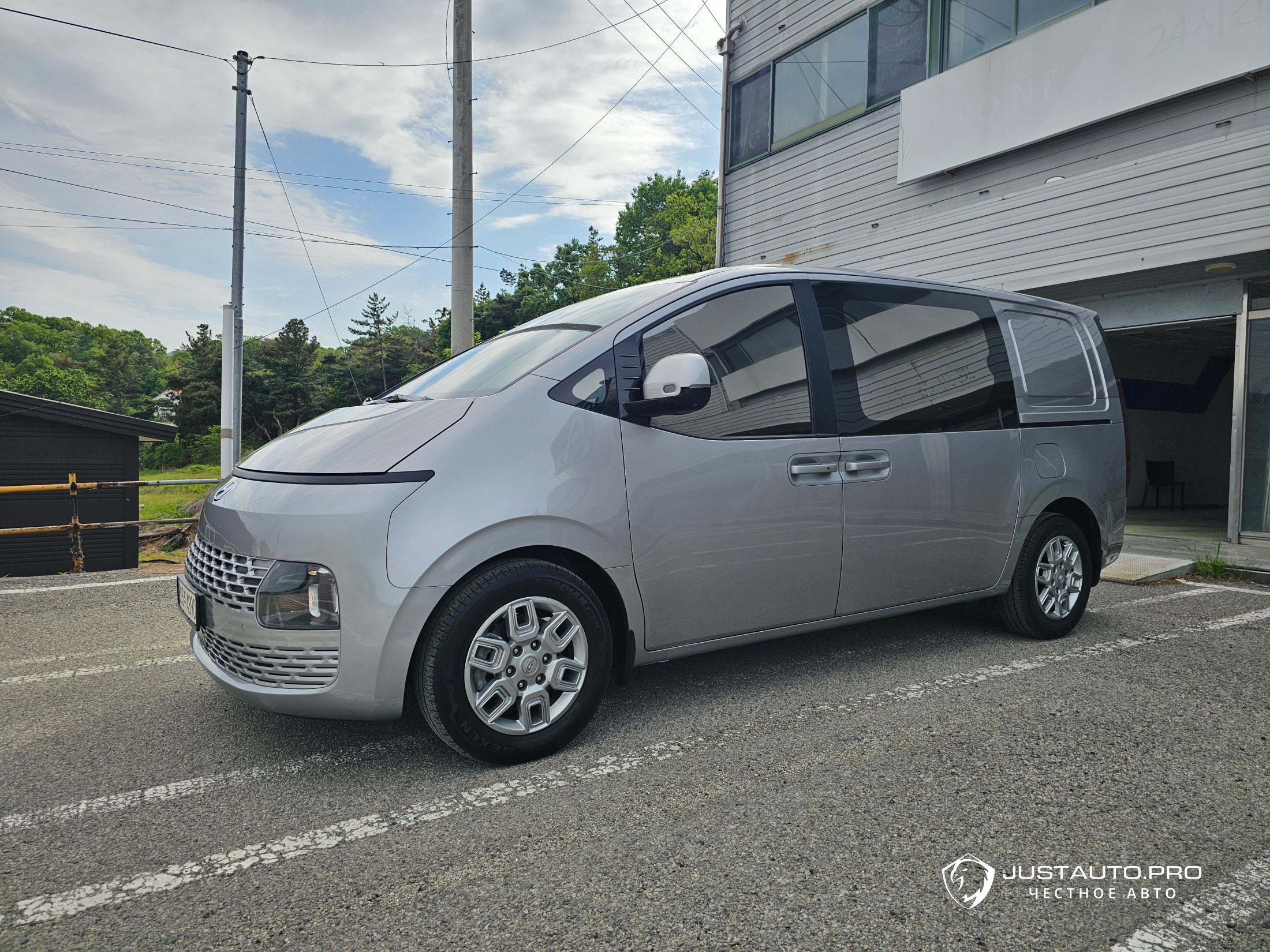 Автомобиль Hyundai Staria