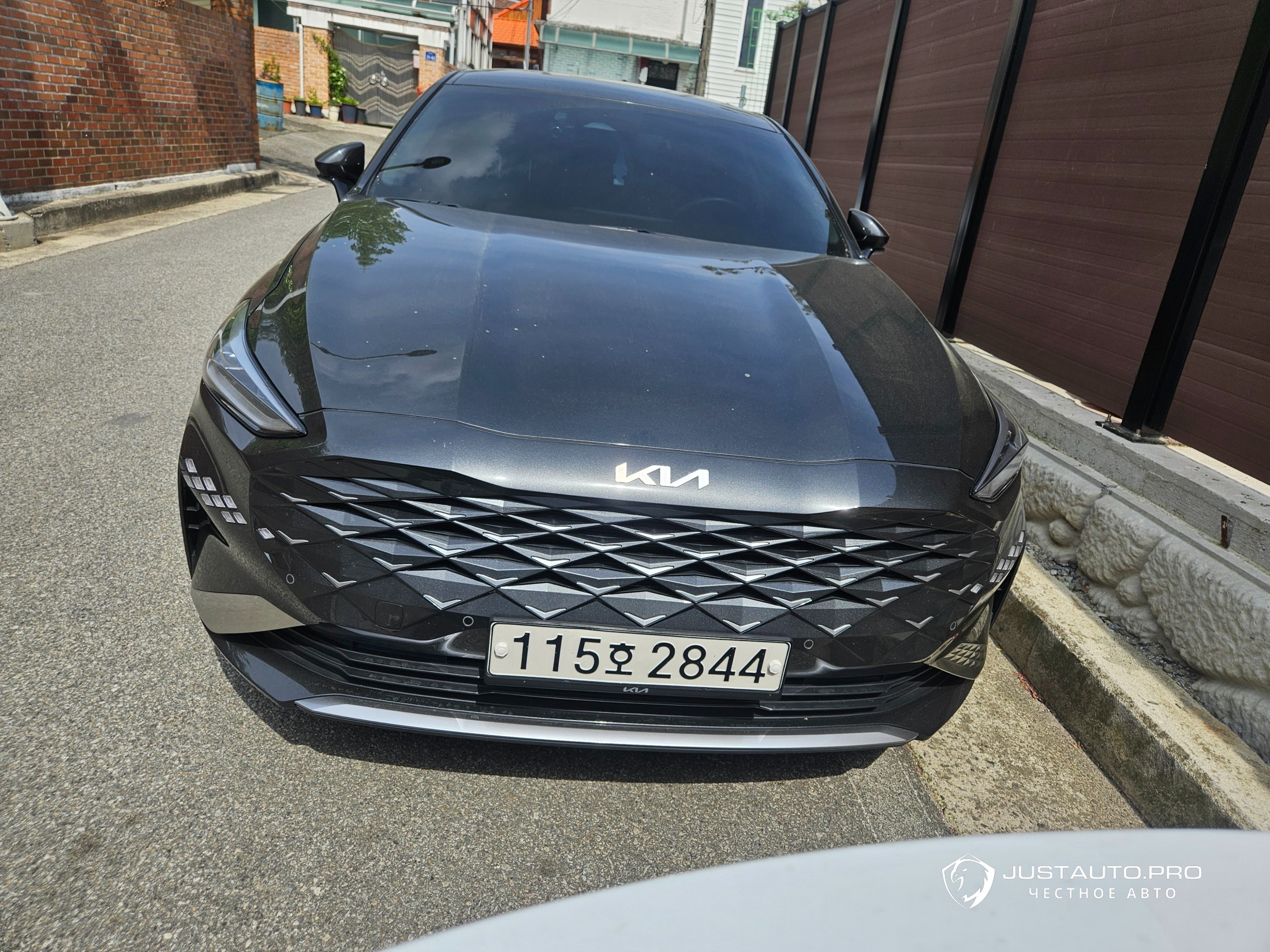 Автомобиль Kia K8