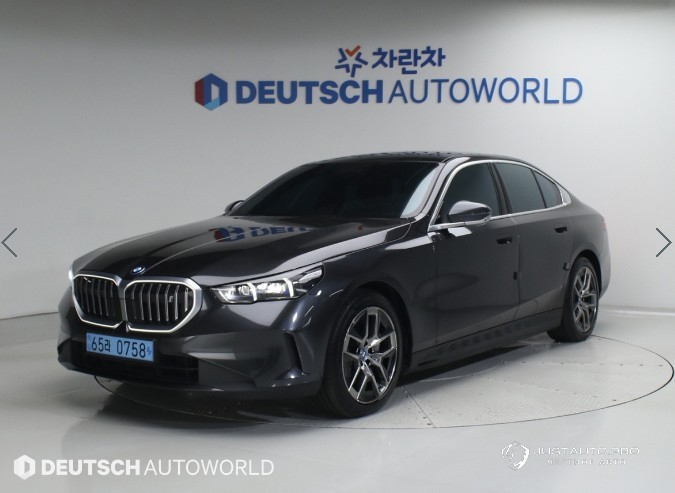 Автомобиль BMW i5