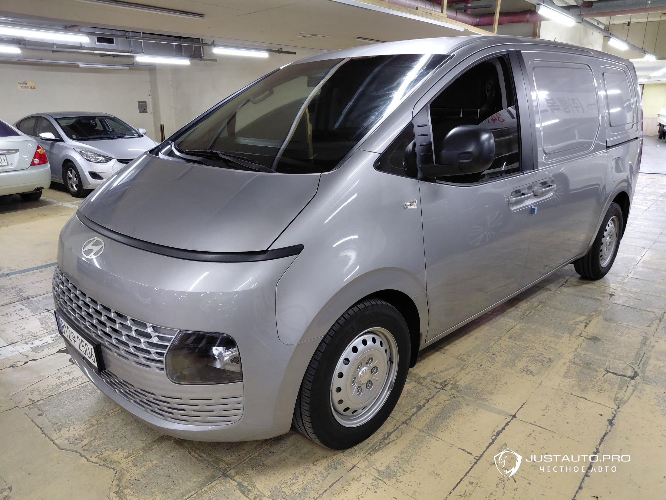 Автомобиль Hyundai Staria