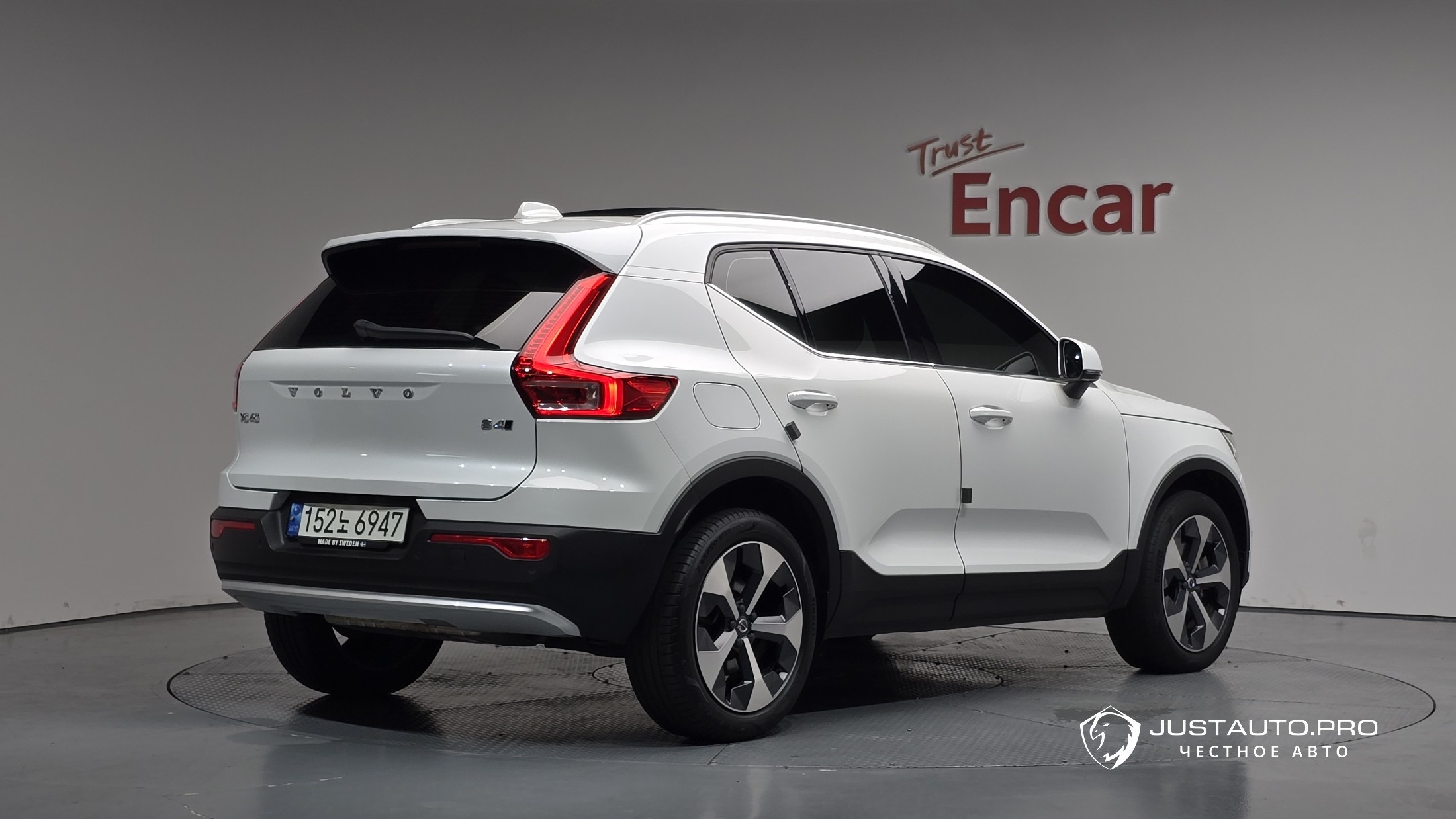 Автомобиль Volvo XC40