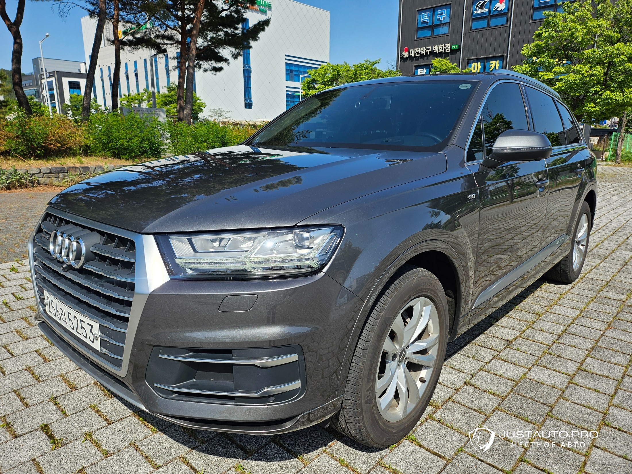 Автомобиль Audi Q7