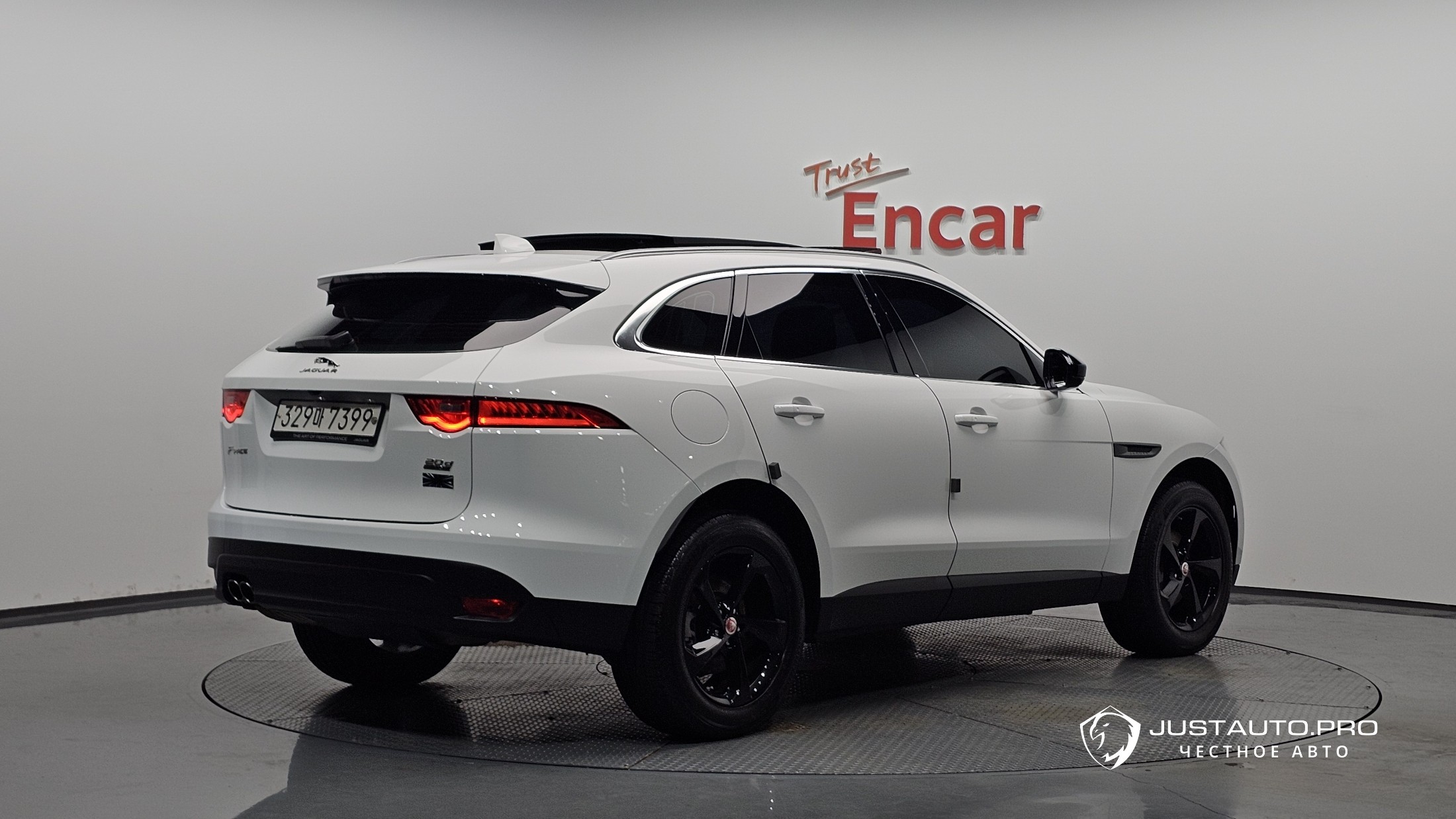 Автомобиль Jaguar F-PACE