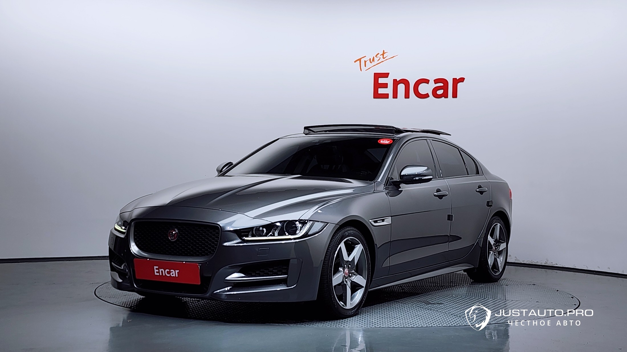 Автомобиль Jaguar XE