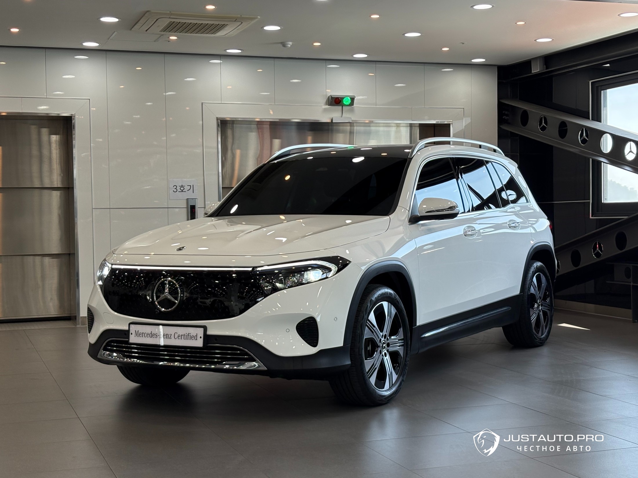 Автомобиль Mercedes-Benz EQB