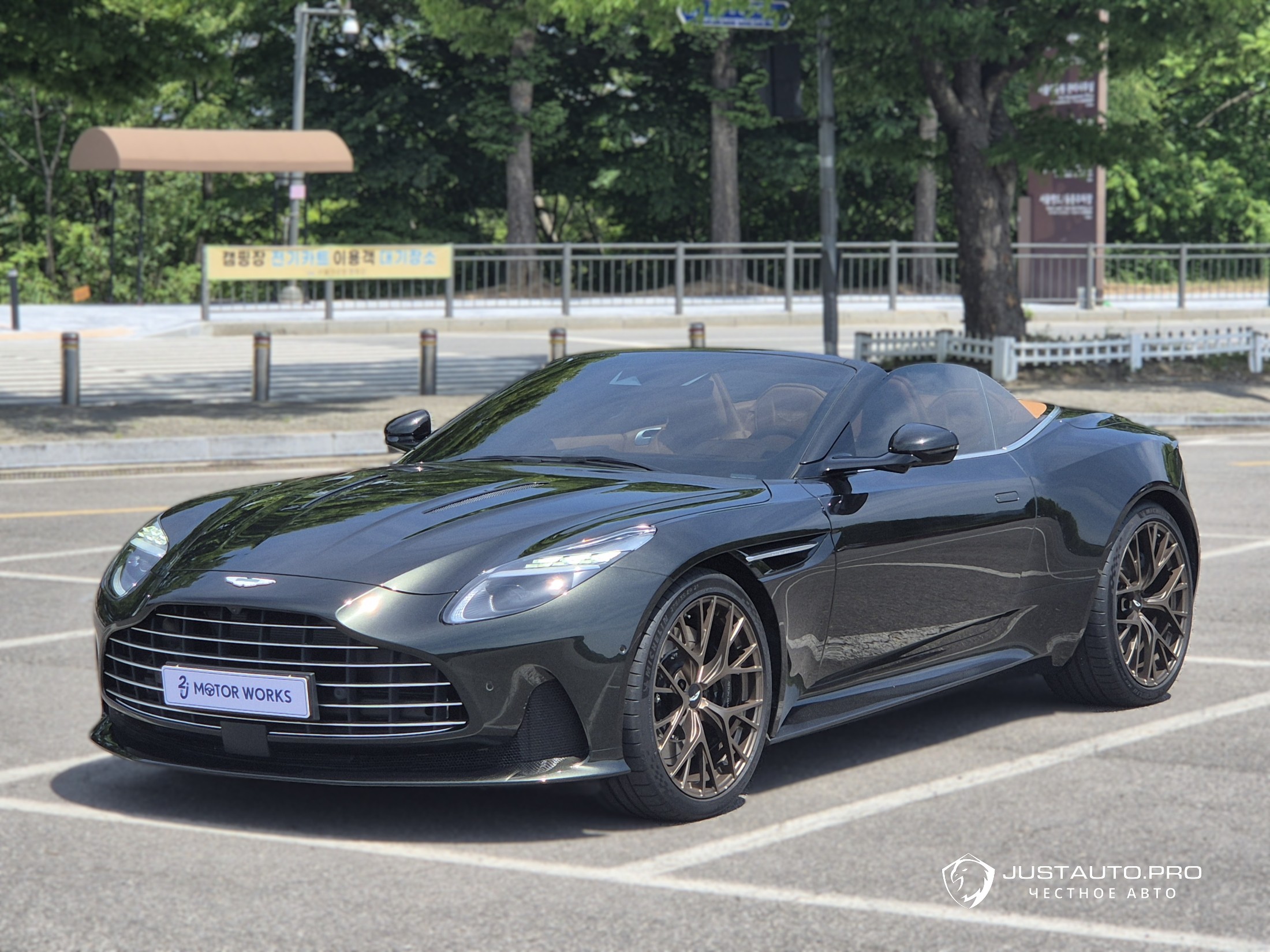 Автомобиль Astonmartin DB12