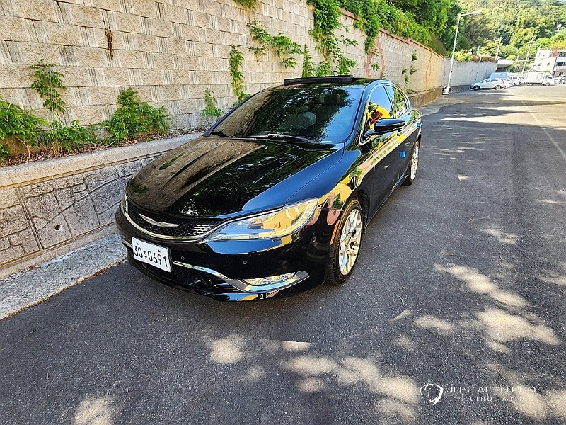 Автомобиль Chrysler 200