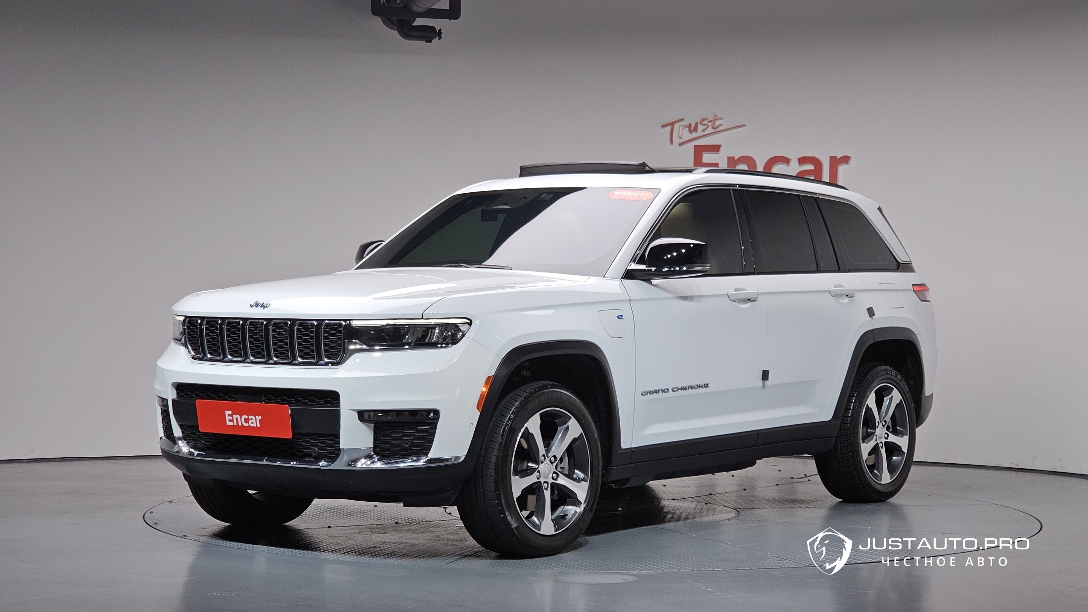 Автомобиль Jeep Cherokee