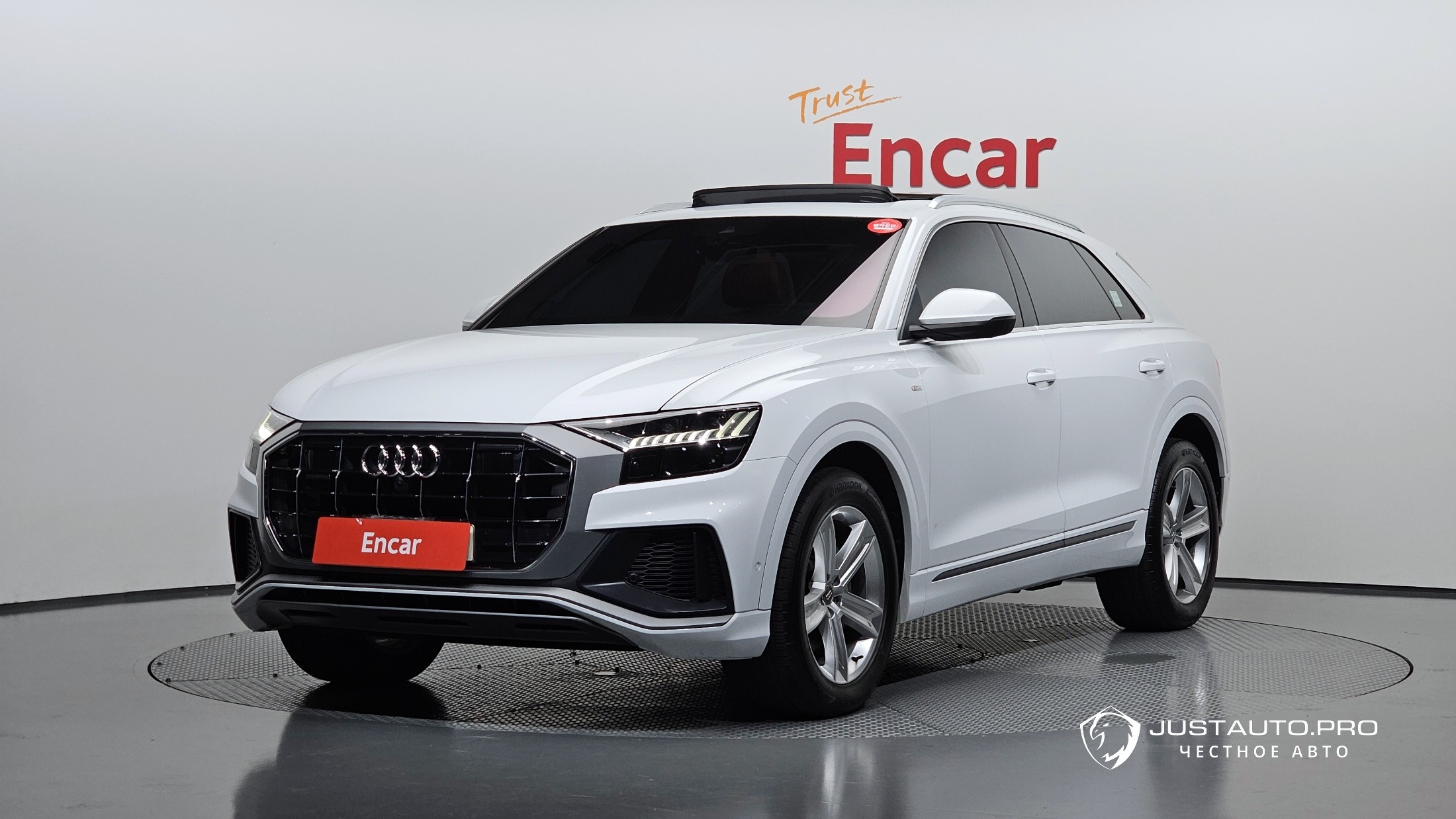 Автомобиль Audi Q8