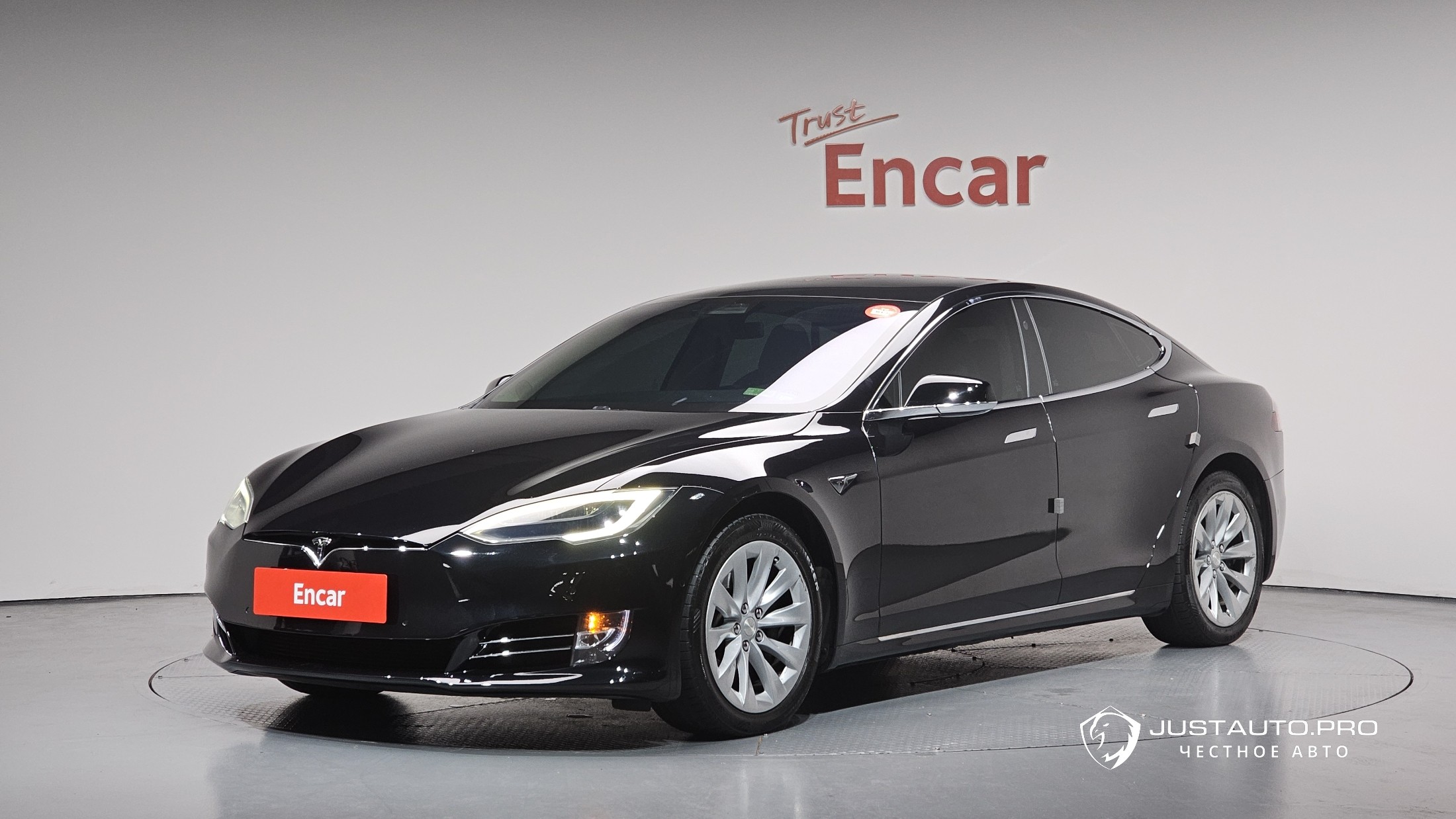 Автомобиль Tesla Model S
