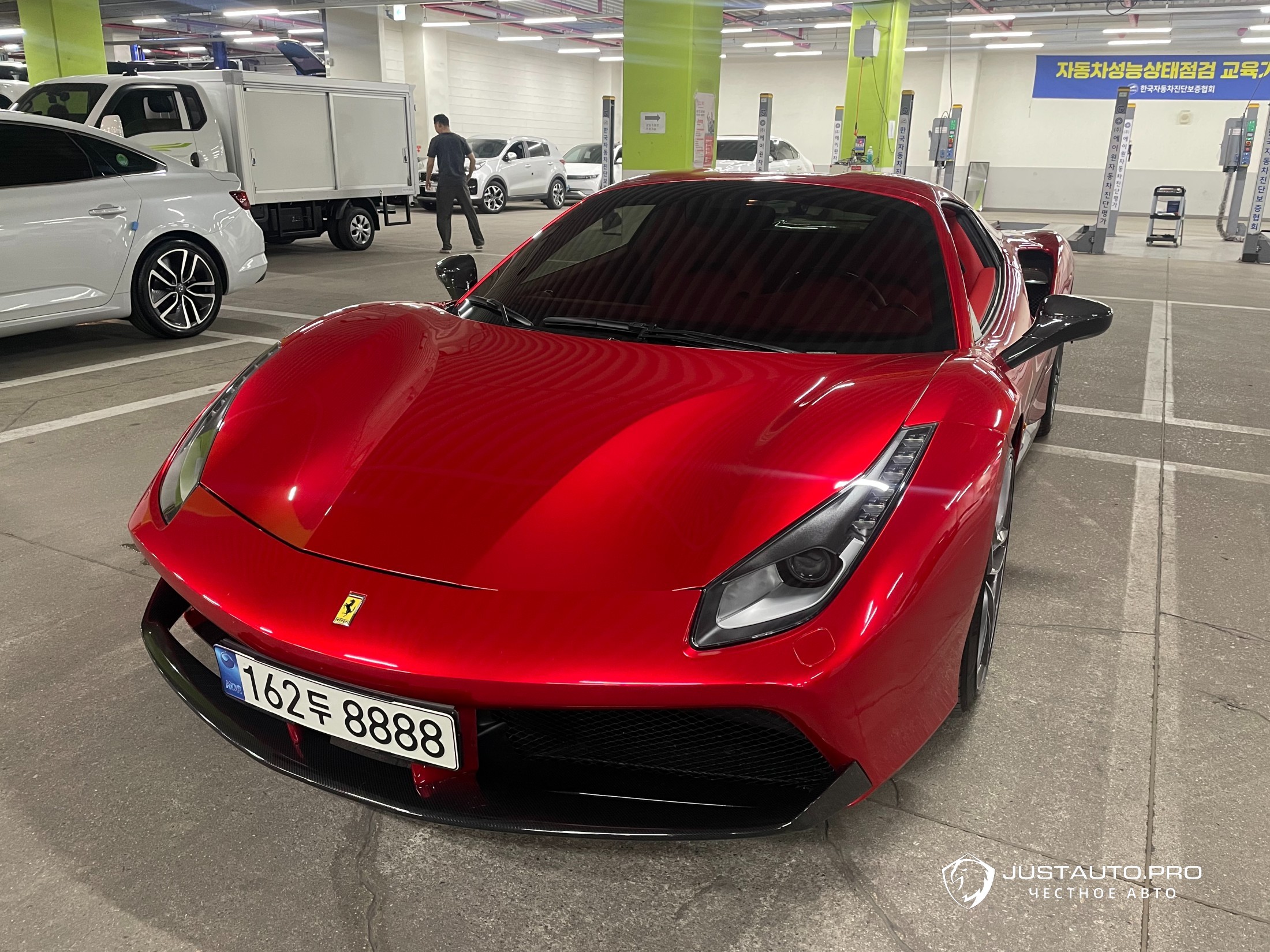 Автомобиль Ferrari 488
